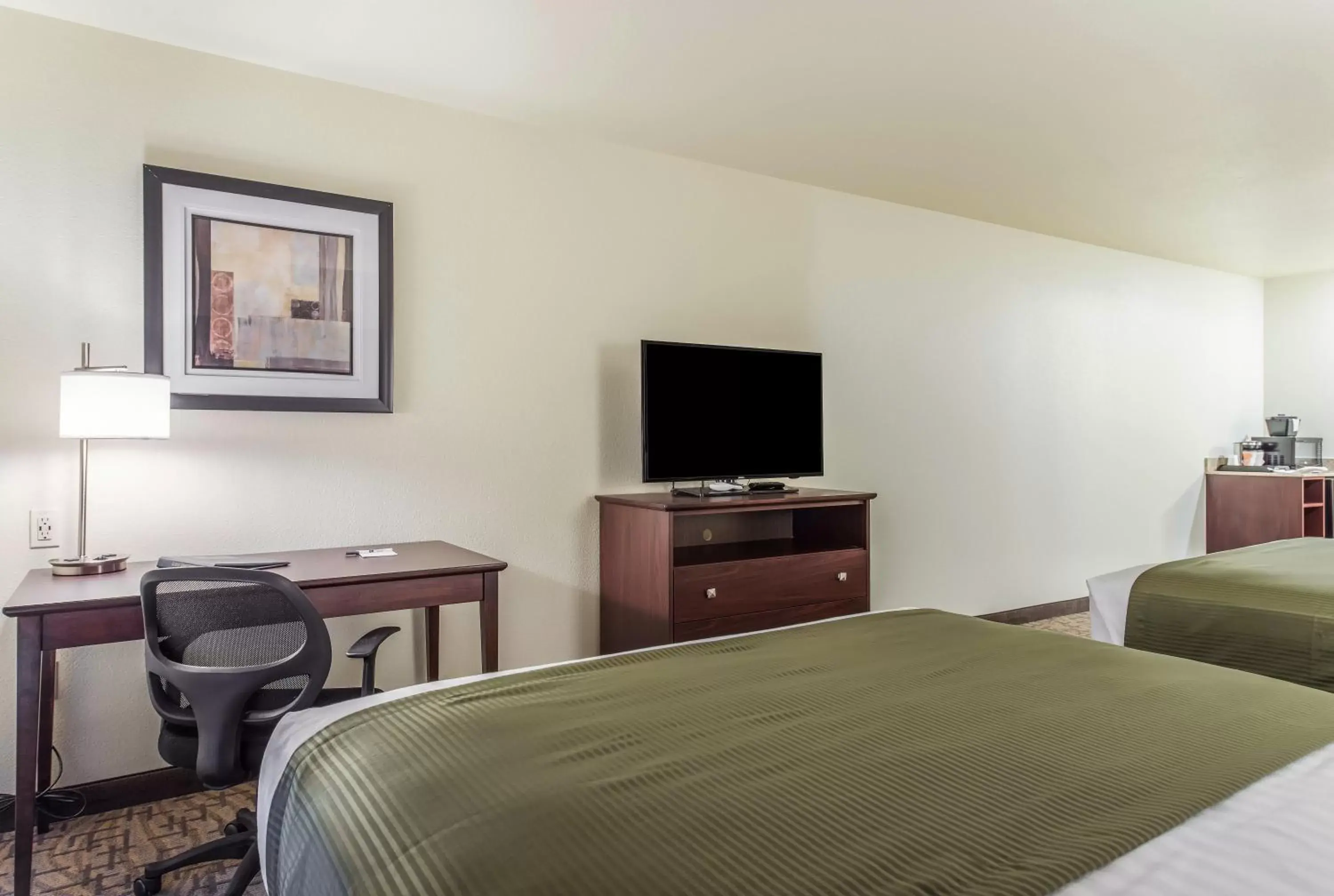 Bedroom, Bed in Cobblestone Hotel & Suites - Hutchinson