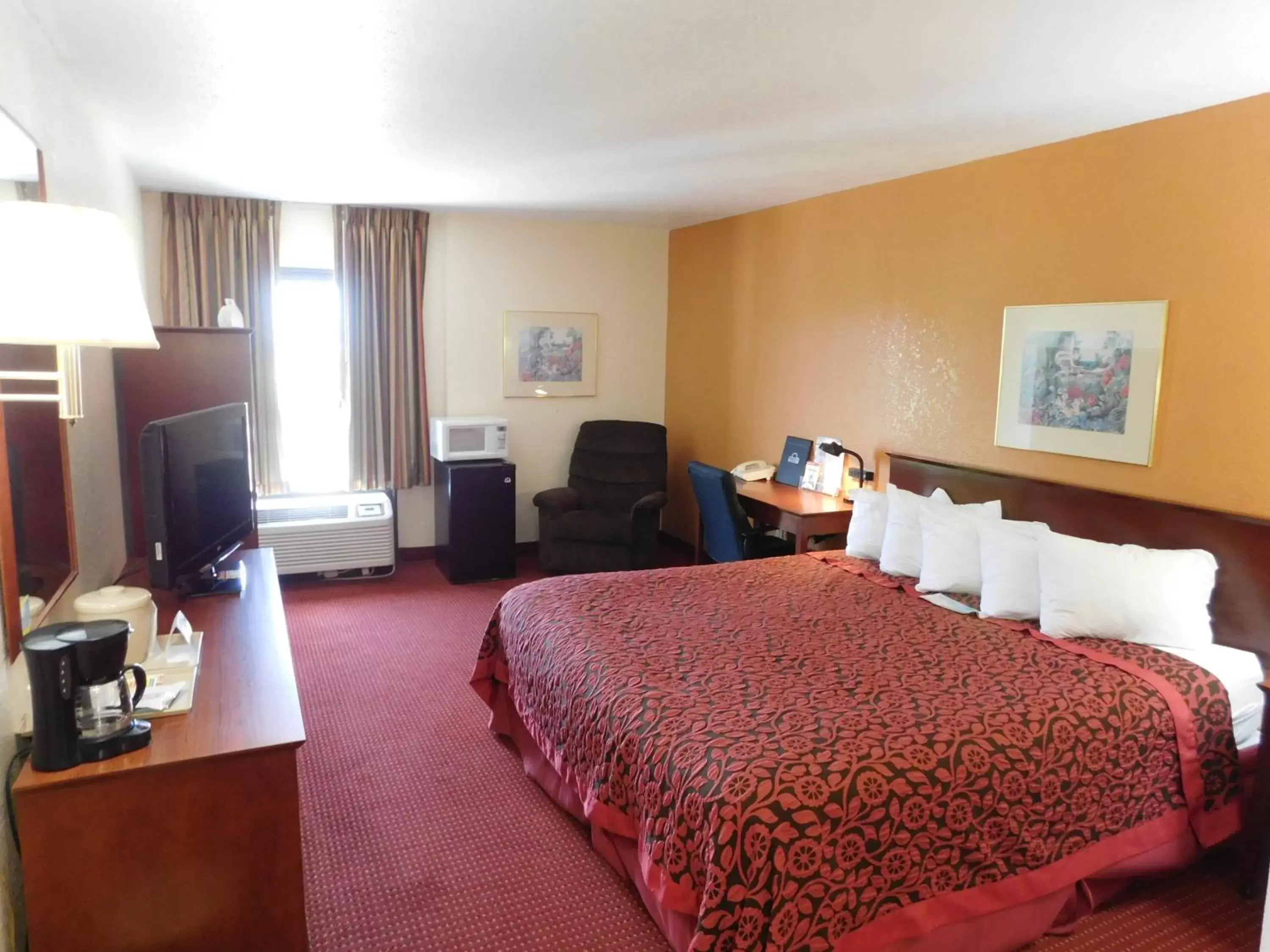 Photo of the whole room, Room Photo in Days Inn & Suites by Wyndham Cedar Rapids