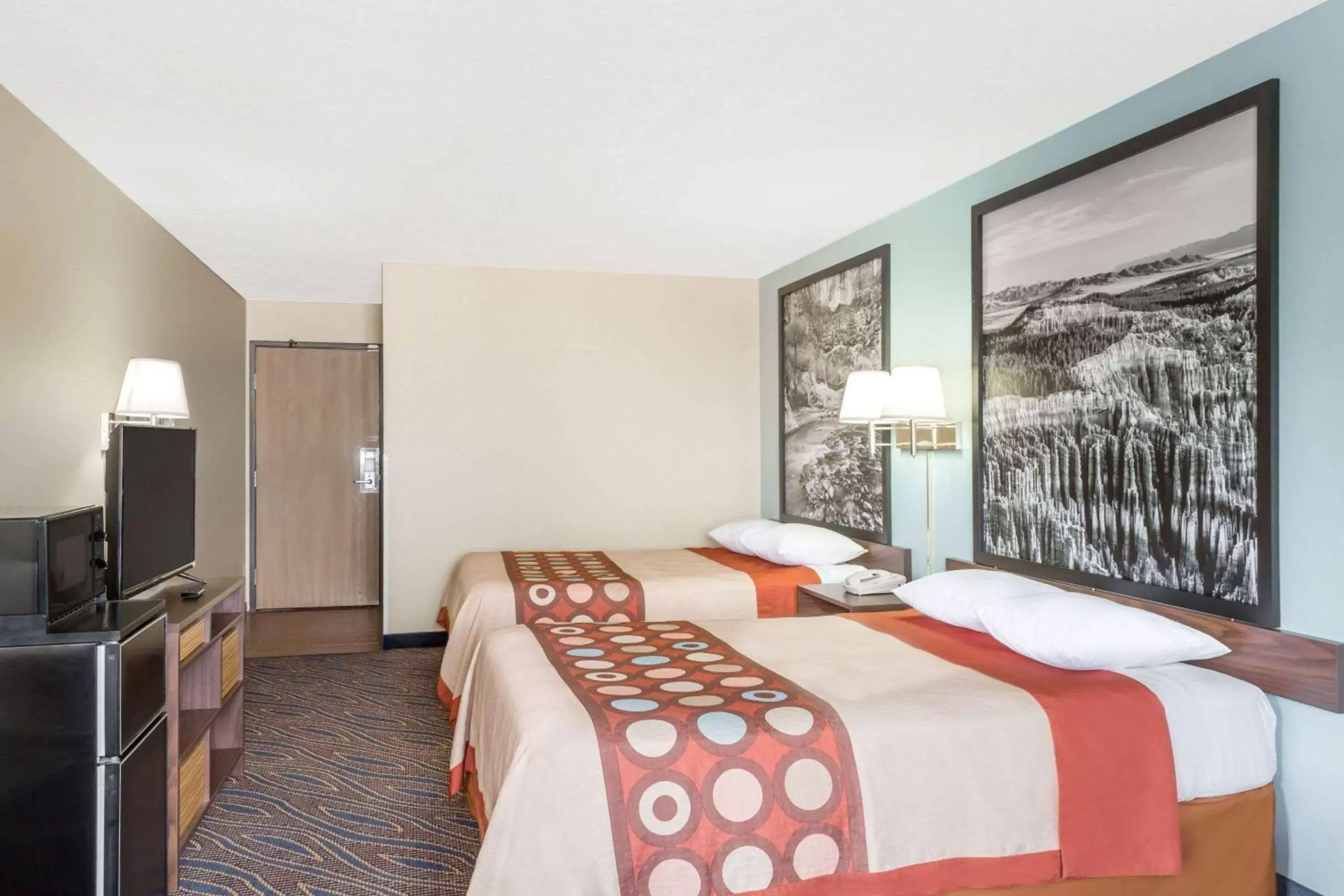 Photo of the whole room, Bed in Super 8 by Wyndham Cedar City