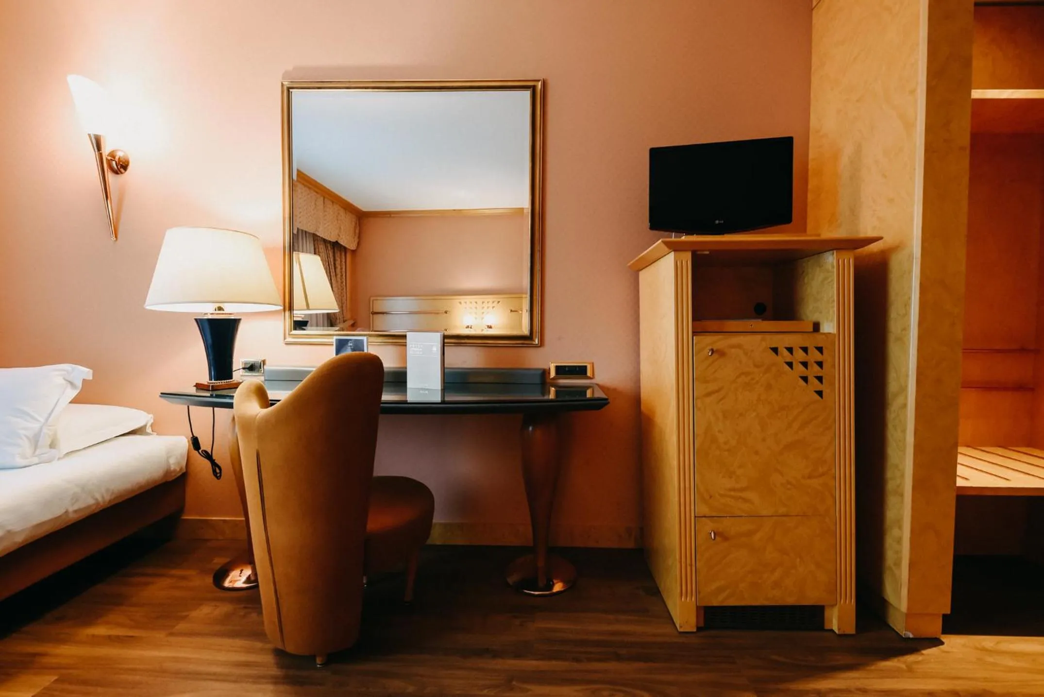 TV and multimedia, Bed in SHG Hotel Antonella