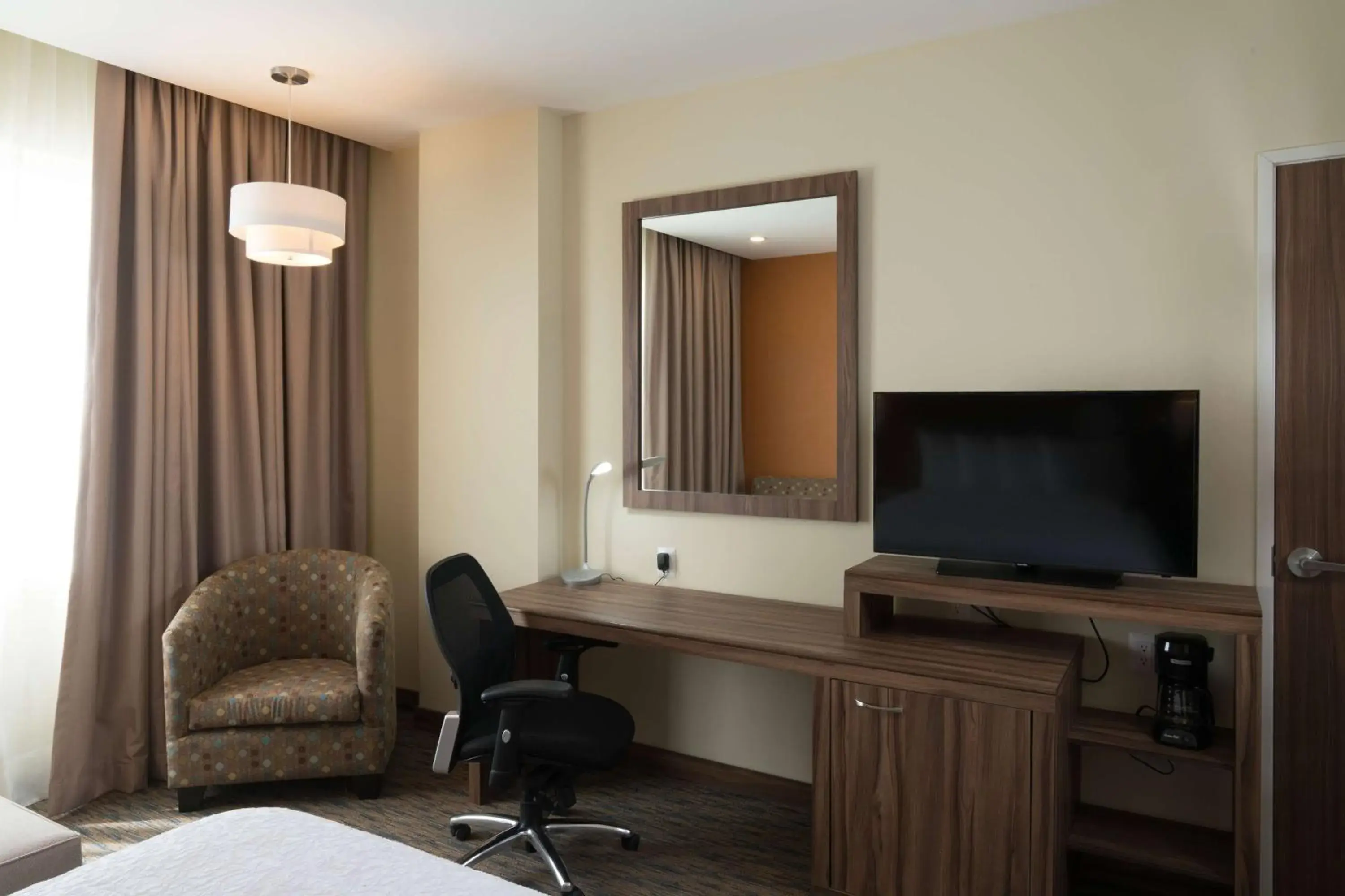 Bedroom, TV/Entertainment Center in Hampton Inn by Hilton Irapuato