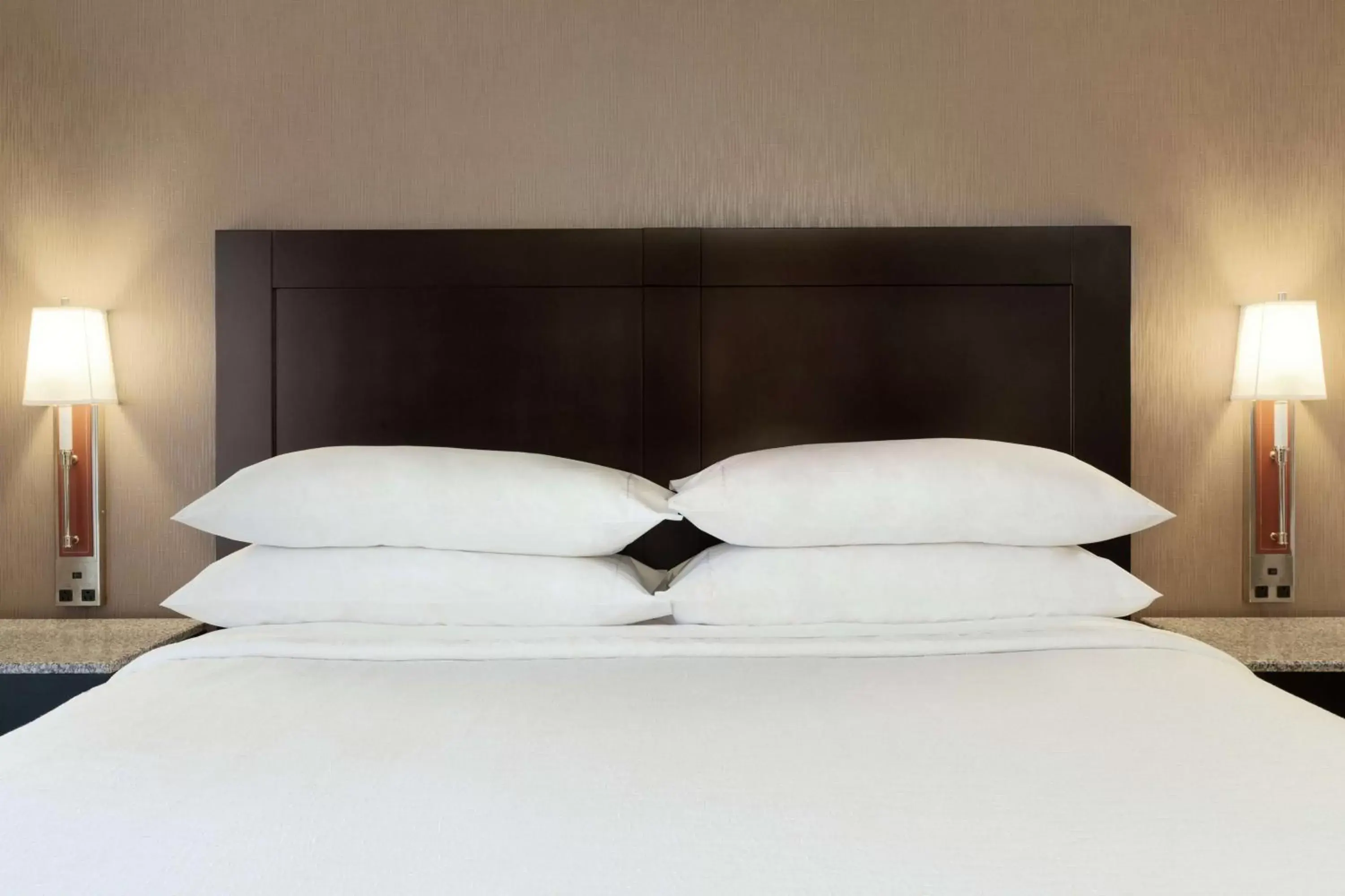 Bed in Embassy Suites by Hilton Arcadia-Pasadena Area