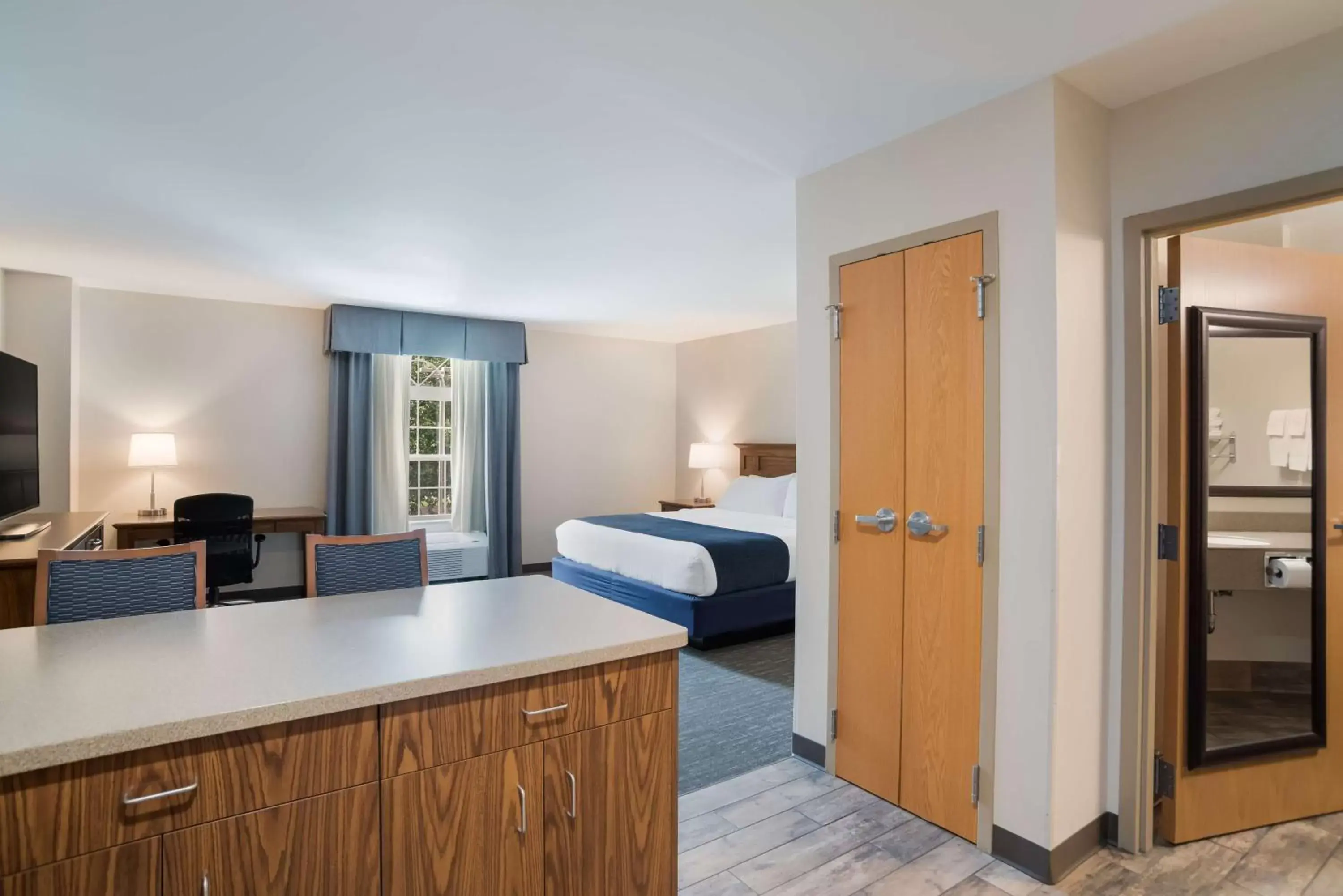 Bedroom, Kitchen/Kitchenette in SureStay Plus Hotel by Best Western Elizabethtown Hershey