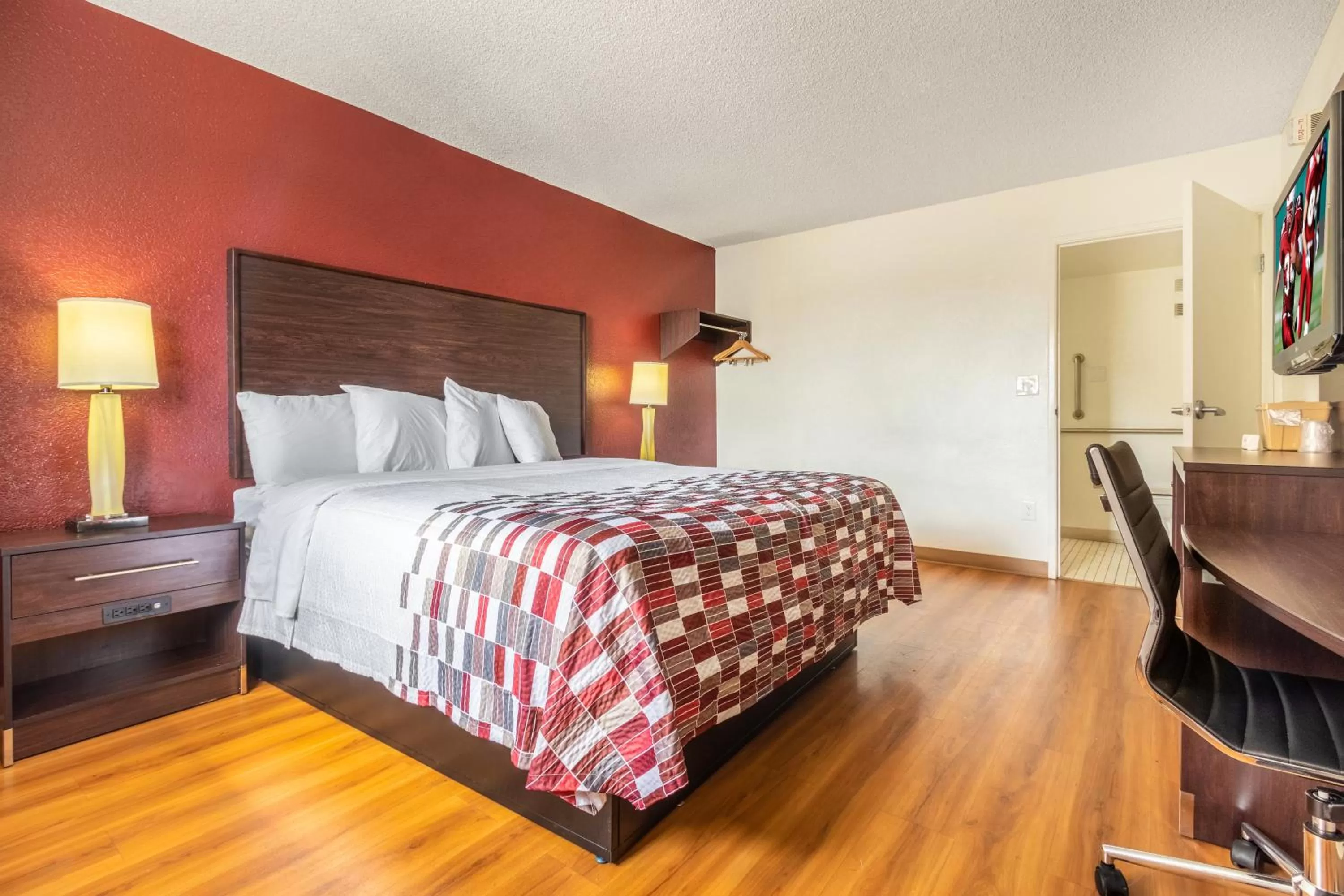 Photo of the whole room, Bed in Red Roof Inn Phoenix- Midtown