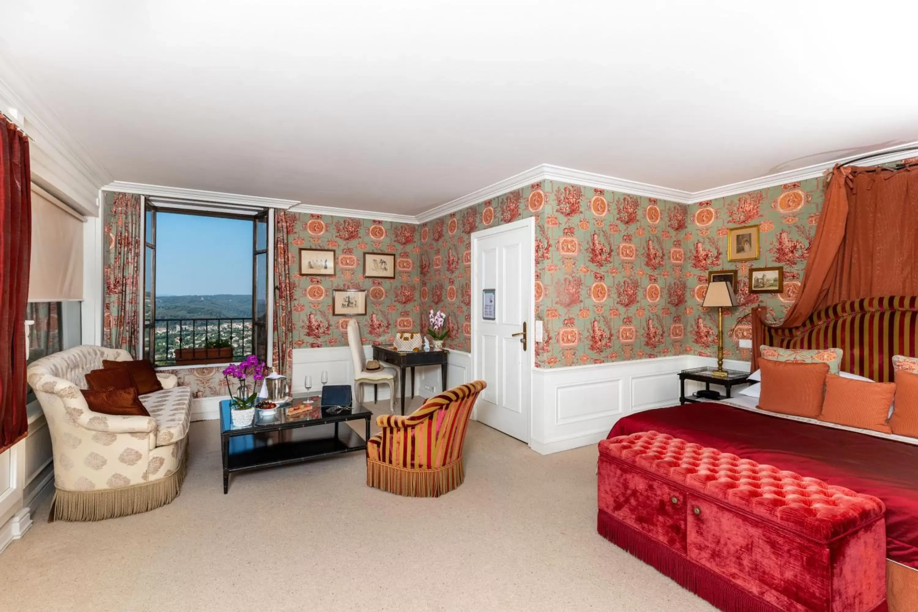 Photo of the whole room, Seating Area in Hotel Le Saint Paul