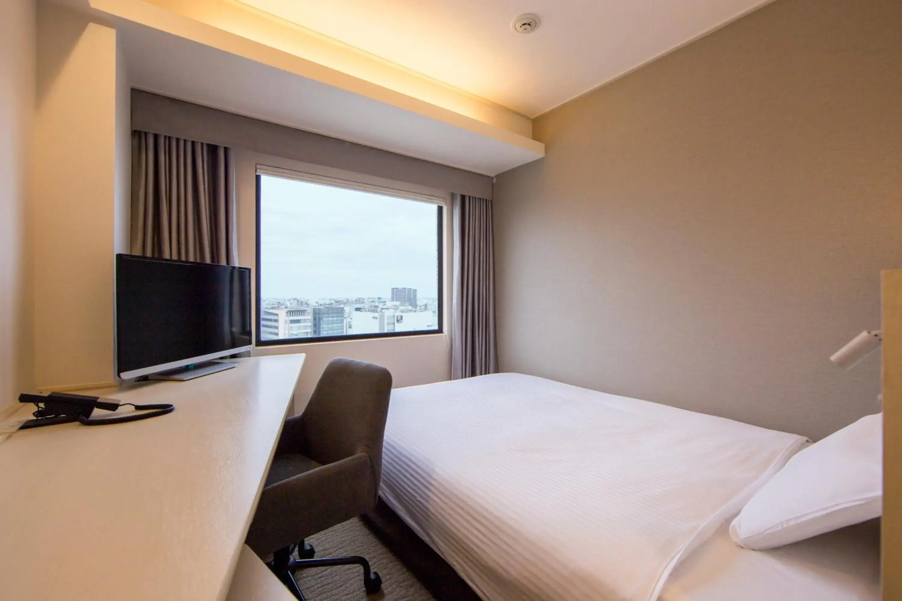 Comfort Double Room with Small Double Bed - Non-Smoking in Kawasaki Nikko Hotel