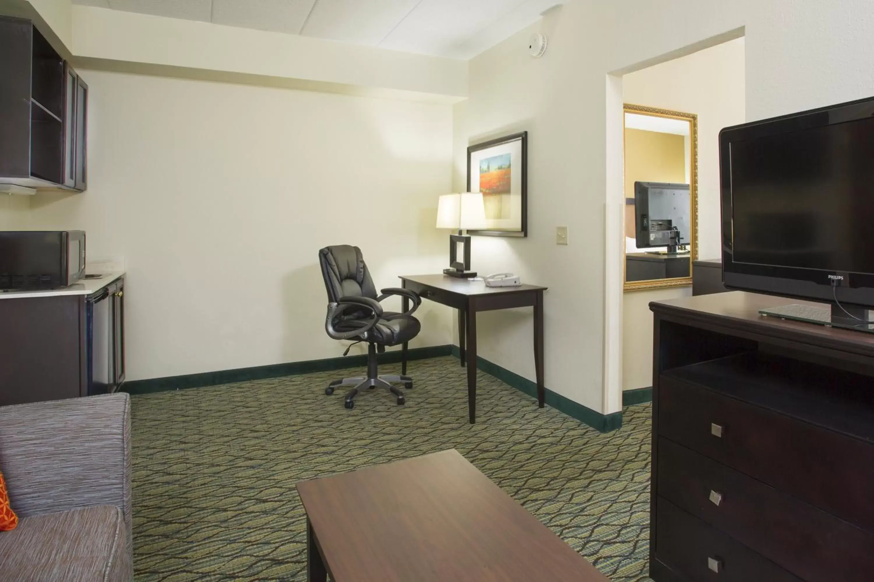 Bedroom, TV/Entertainment Center in Holiday Inn Express Hotel & Suites Columbus Airport, an IHG Hotel