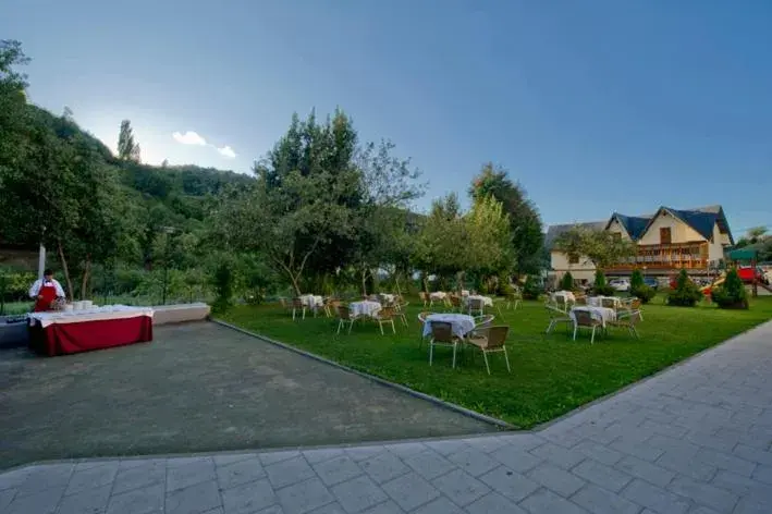 Area and facilities, Garden in Hotel Restaurante La Casilla