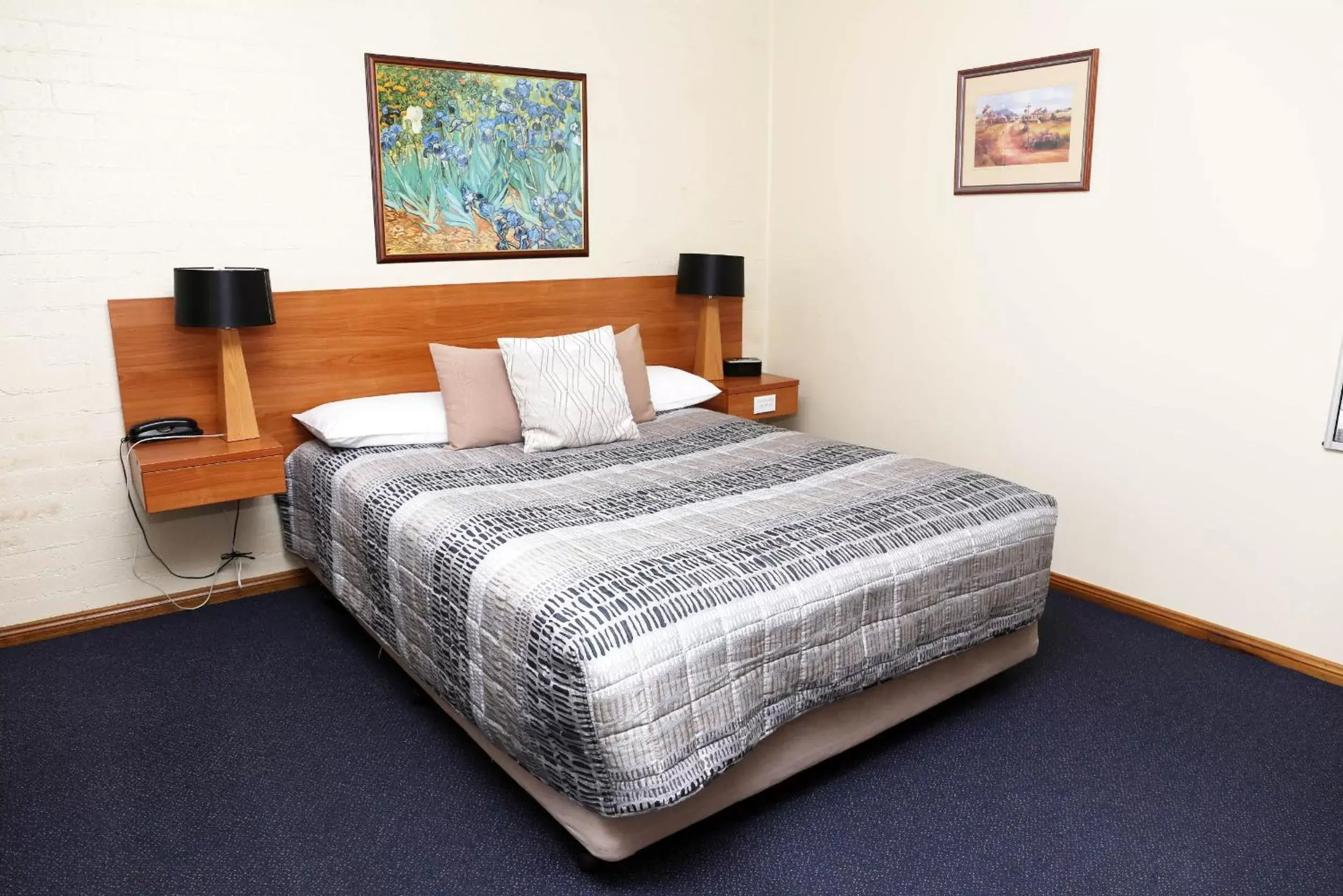 Bed in Westwood Motor Inn