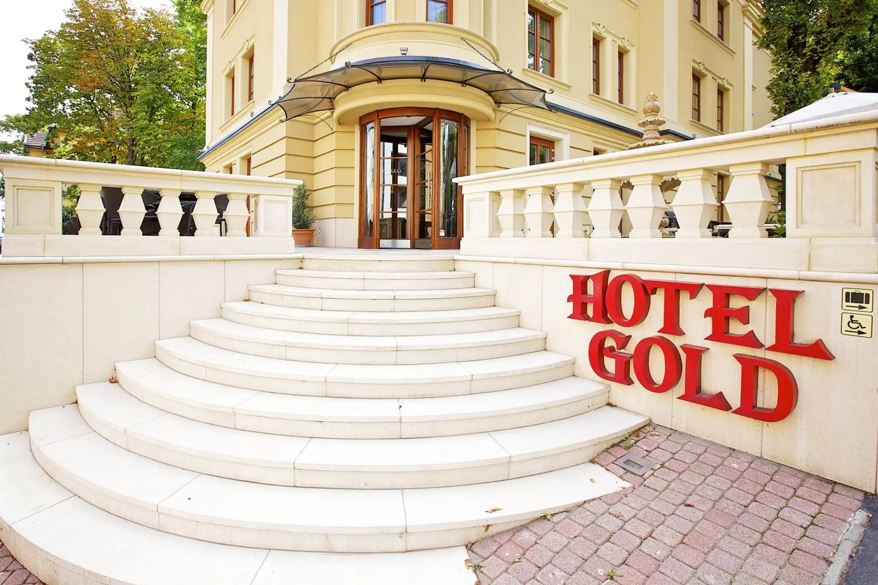 Facade/entrance, Property Building in Gold Hotel Budapest