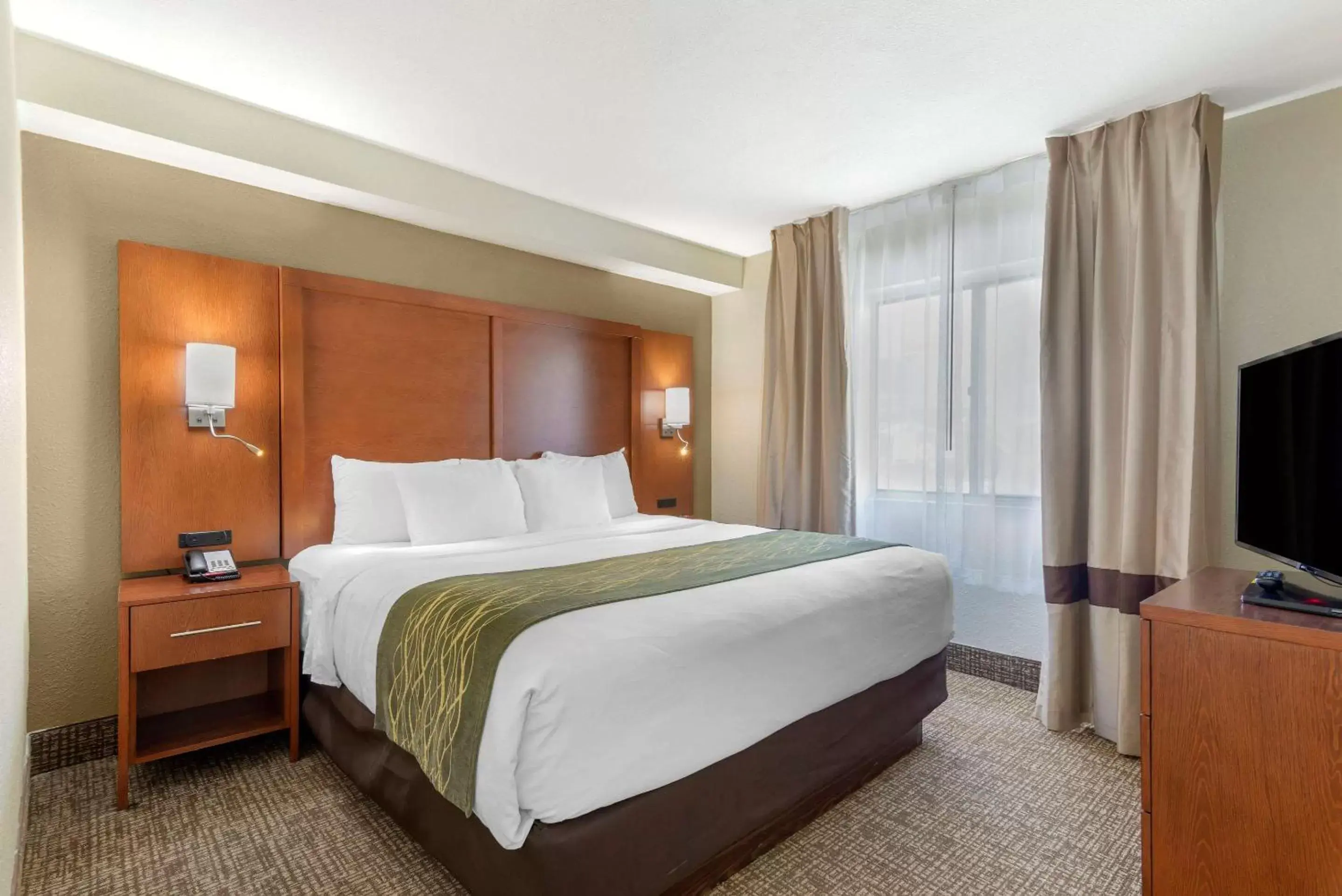 Bedroom, Bed in Comfort Inn & Suites - near Robins Air Force Base Main Gate