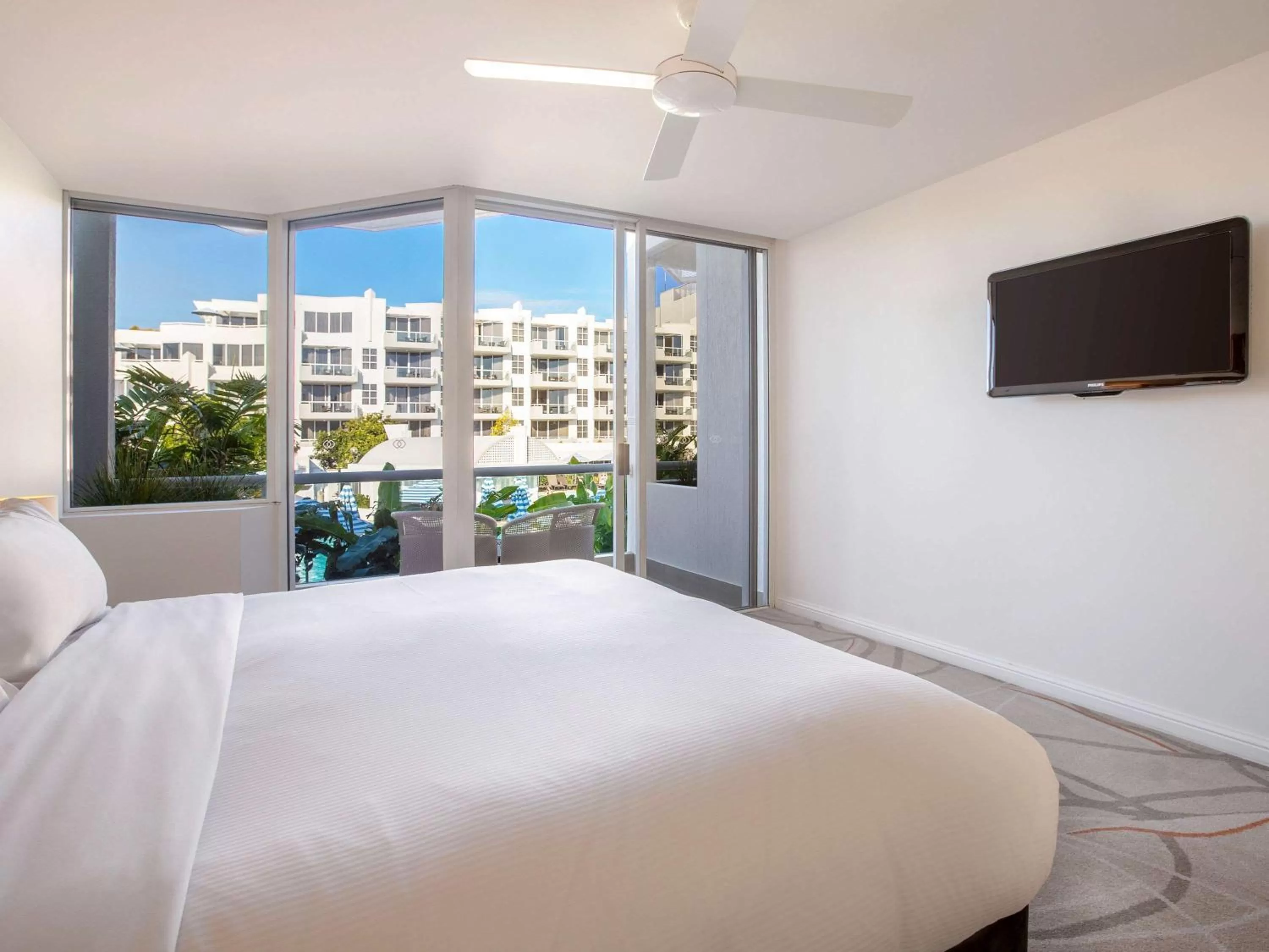 Photo of the whole room, Bed in Sofitel Noosa Pacific Resort