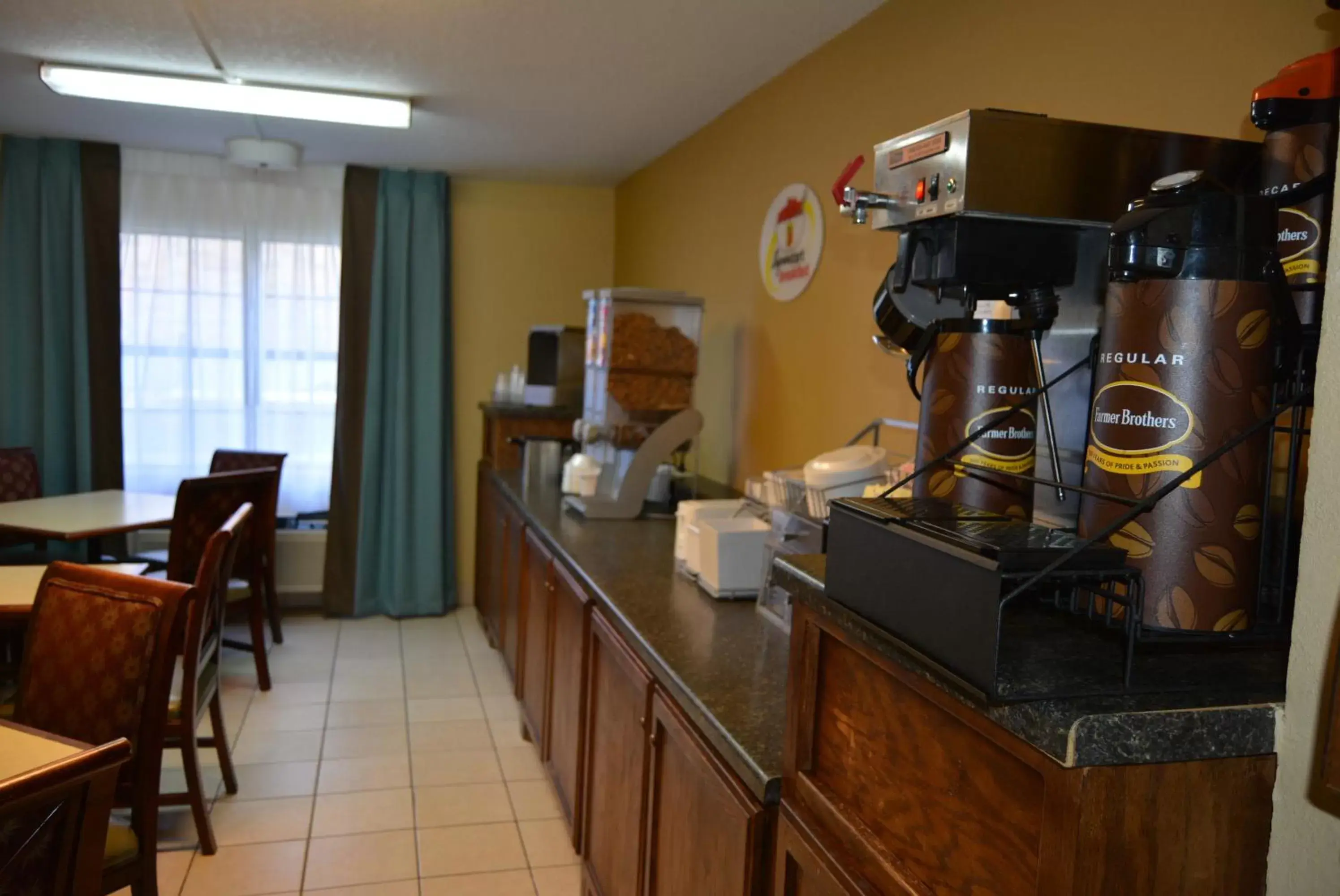 Breakfast, Kitchen/Kitchenette in Super 8 by Wyndham Sulphur