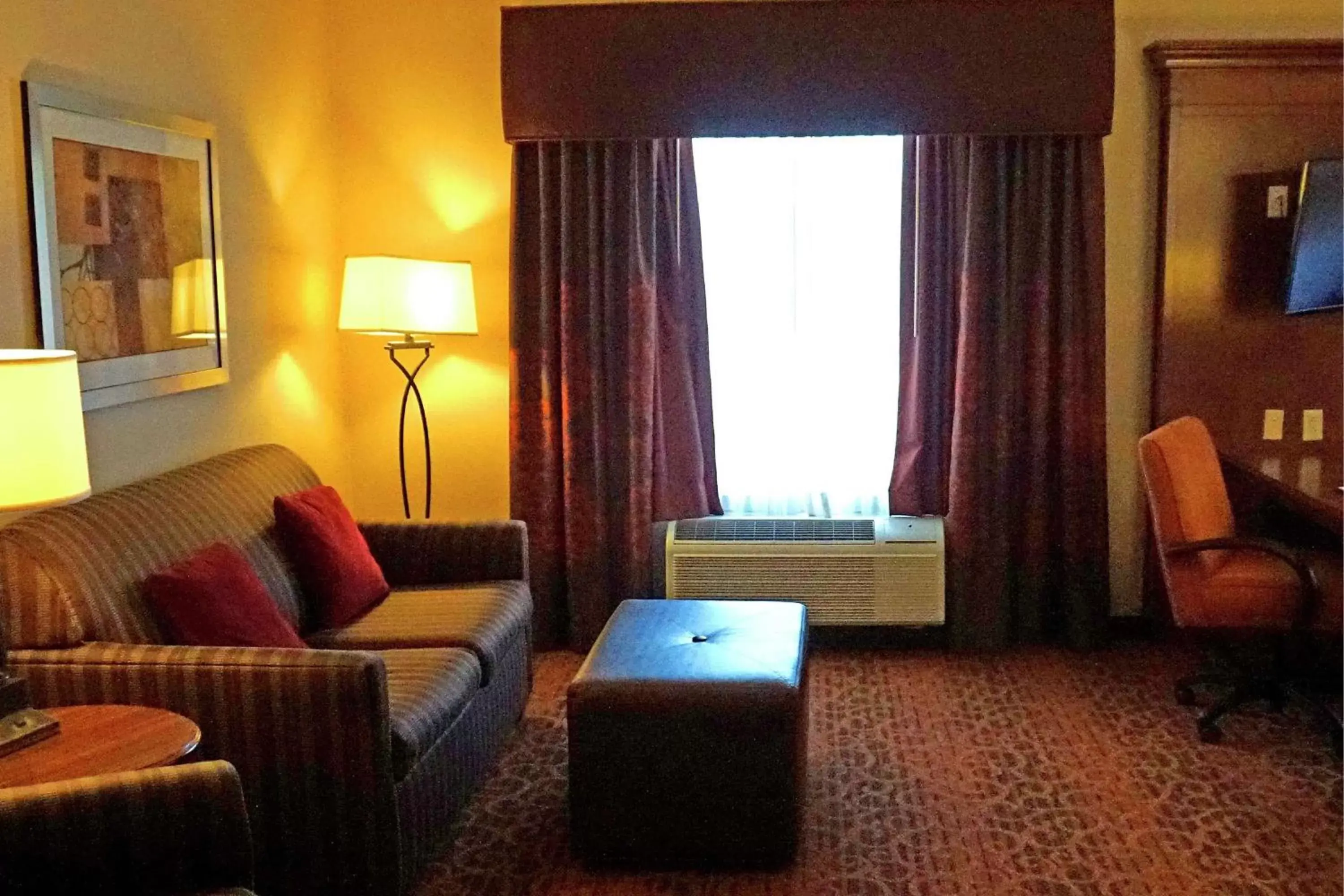 Bedroom, Seating Area in Hampton Inn Waynesburg