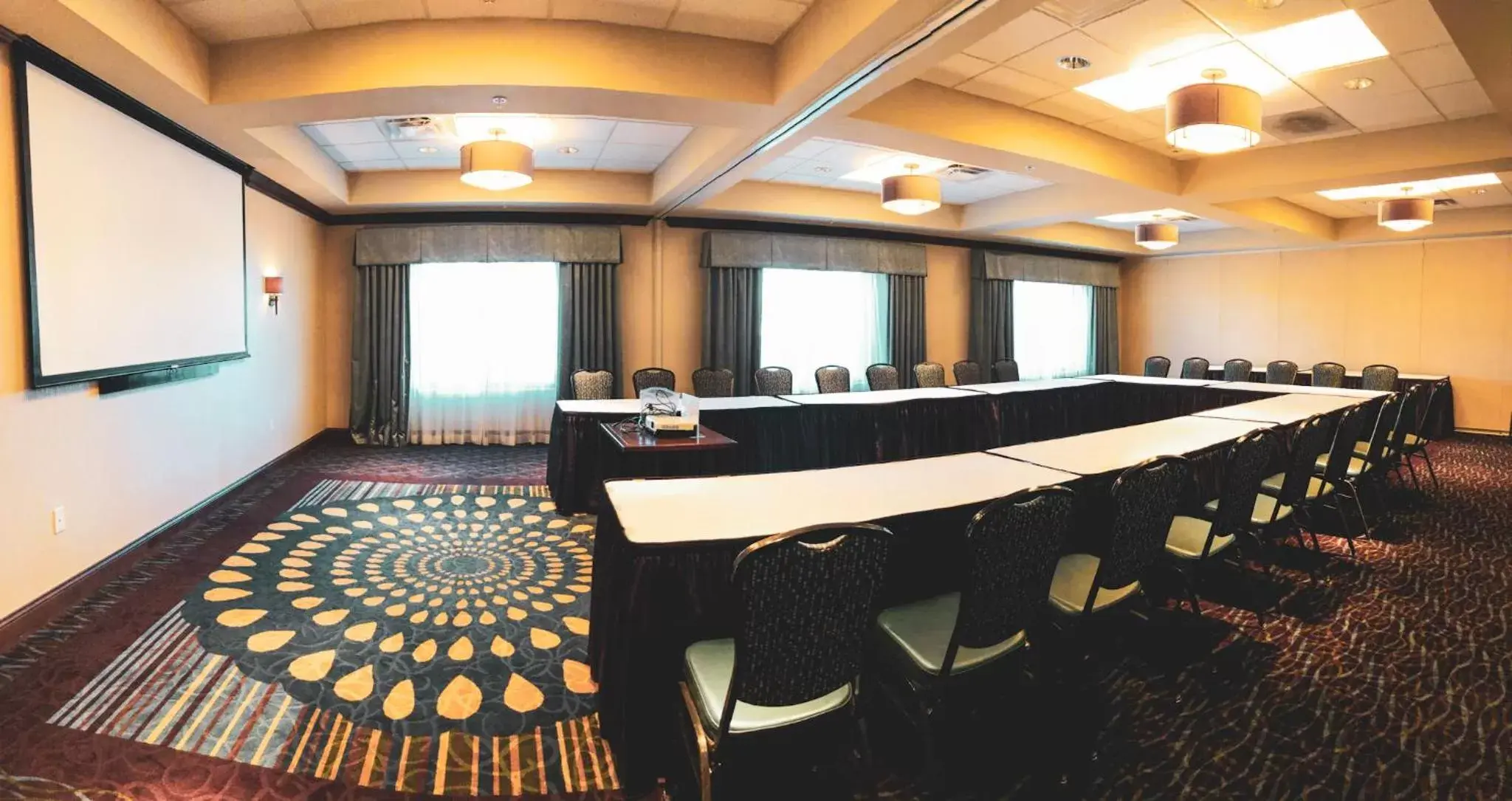Meeting/conference room in Glacier Peaks Hotel