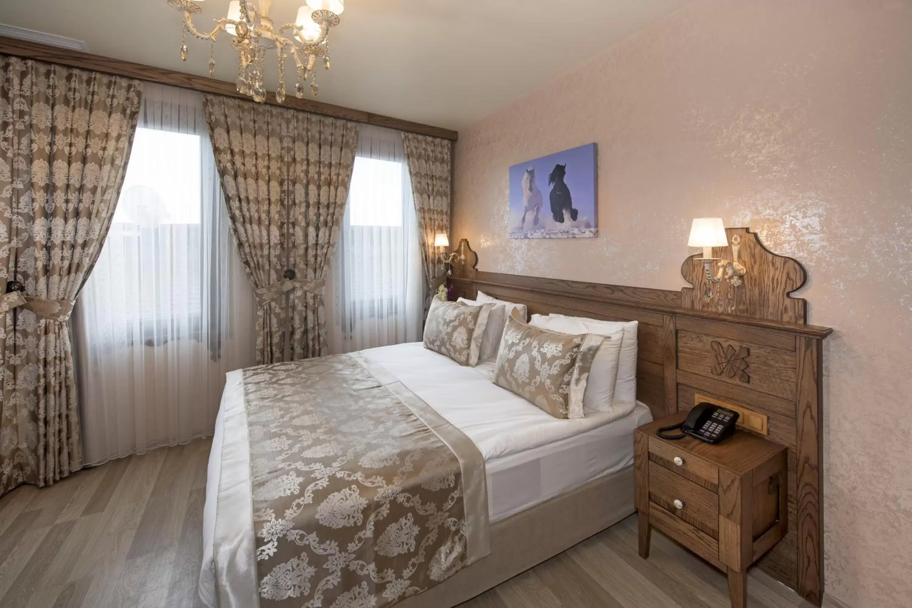 TV and multimedia, Bed in Perapolis Hotel