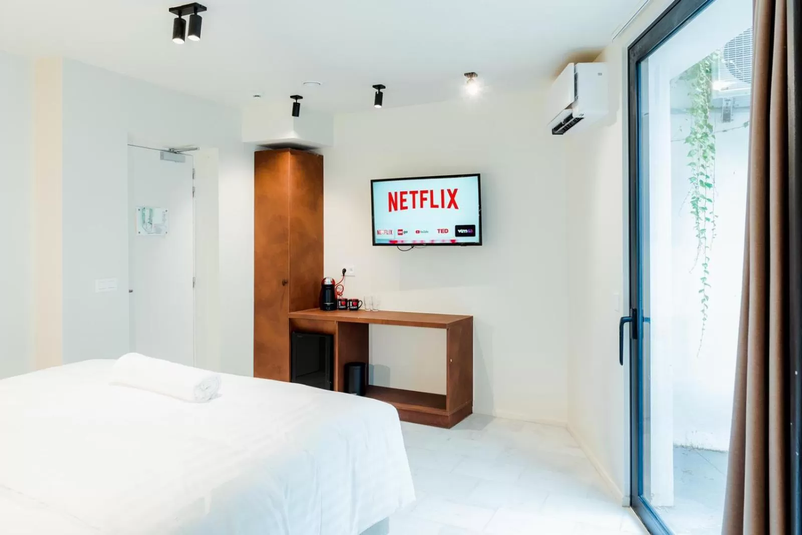 TV and multimedia, Bed in Heirloom - The Librarian