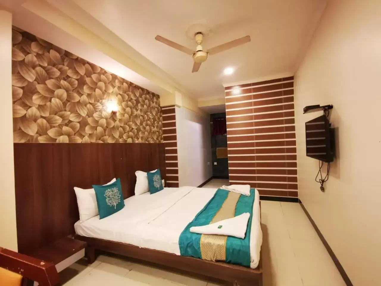 TV and multimedia, Bed in Sai Sharan Stay Inn- Near MIDC Turbhe Navi Mumbai