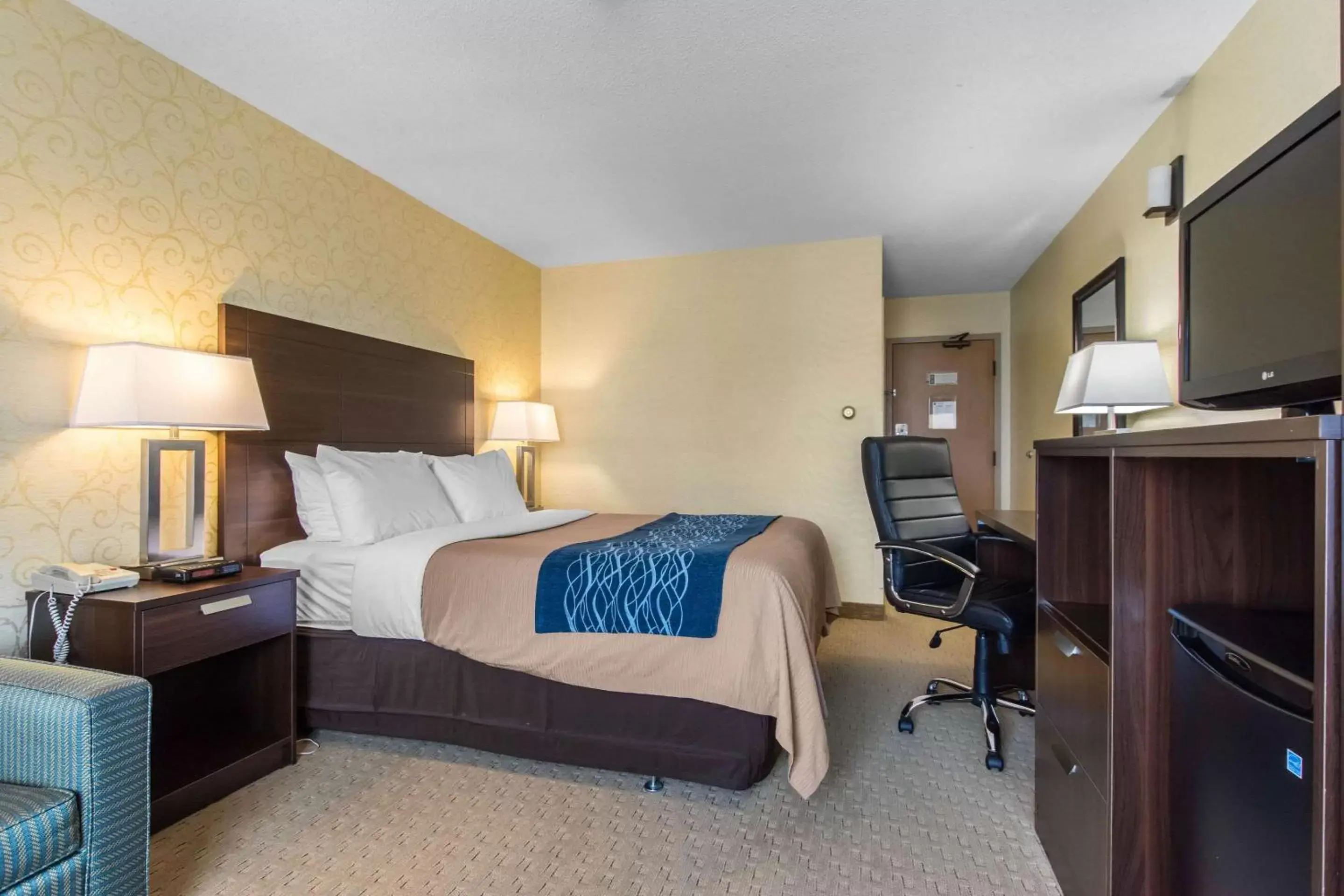 Photo of the whole room, Bed in Comfort Inn Trois-Rivieres