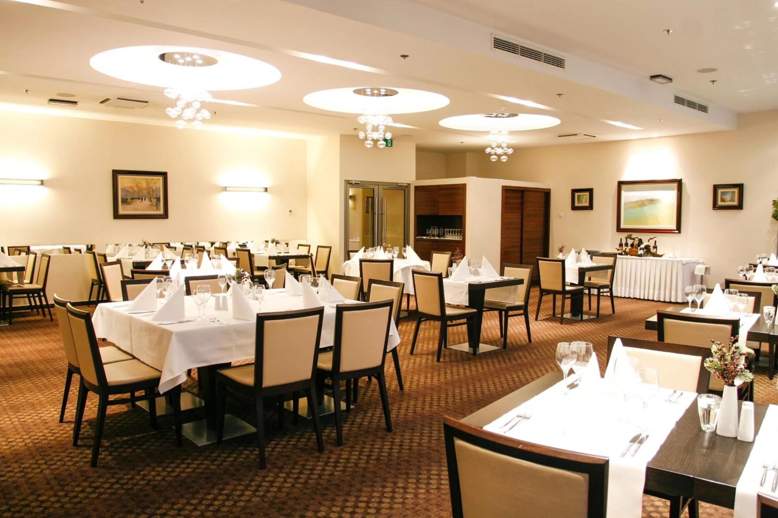 Restaurant/places to eat in Hotel Aristos