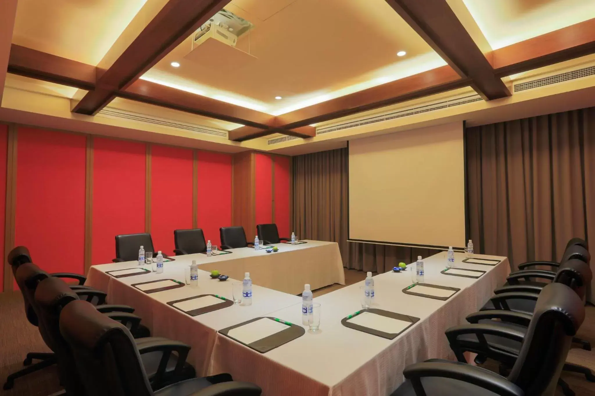 Meeting/conference room in Holiday Inn & Suites Makati, an IHG Hotel