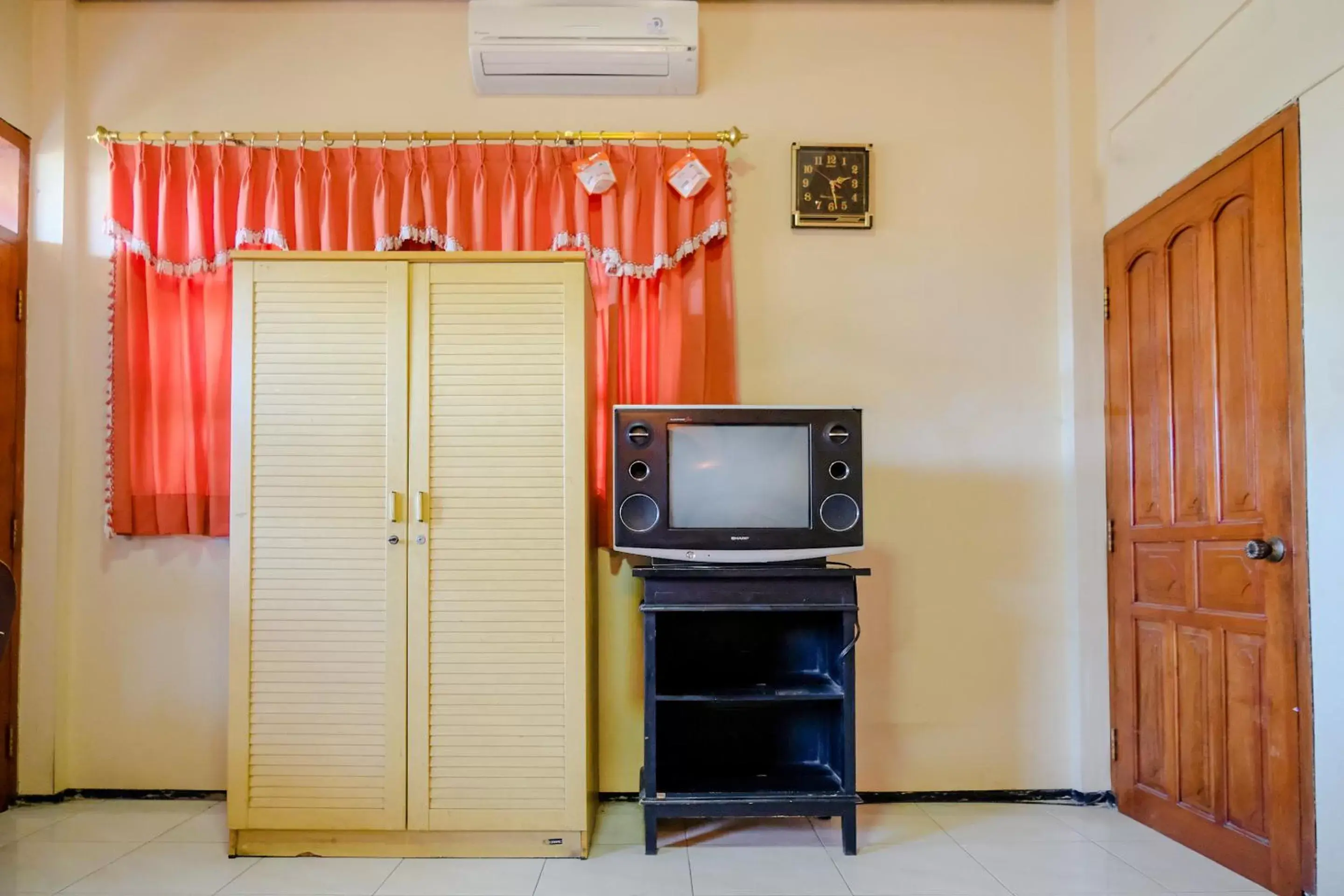 TV and multimedia, TV/Entertainment Center in SUPER OYO 1761 Hotel Dirgahayu