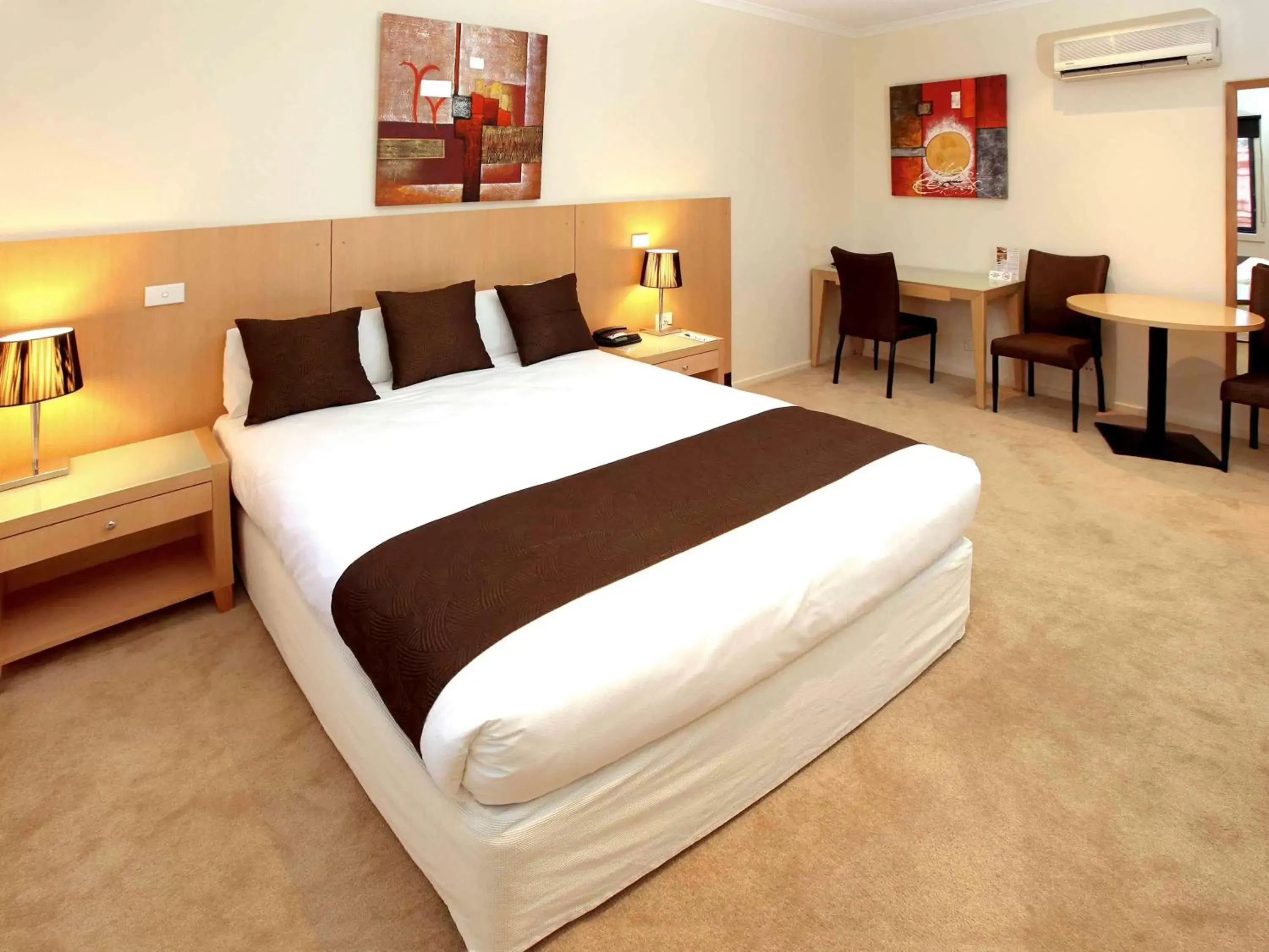 Photo of the whole room, Bed in Mercure Hotel Mildura