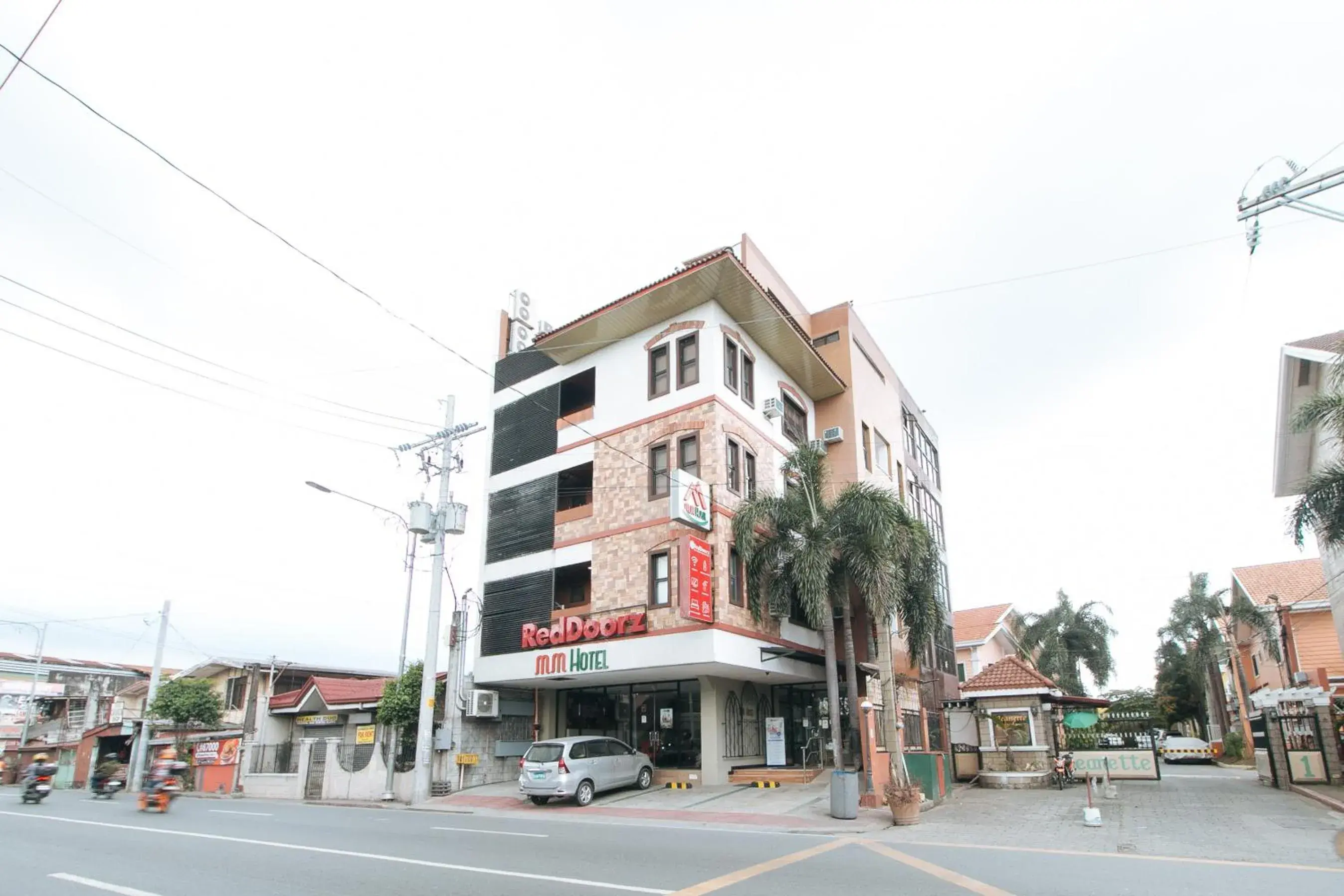 Property building in RedDoorz Plus near Bamboo Organ Las Piñas