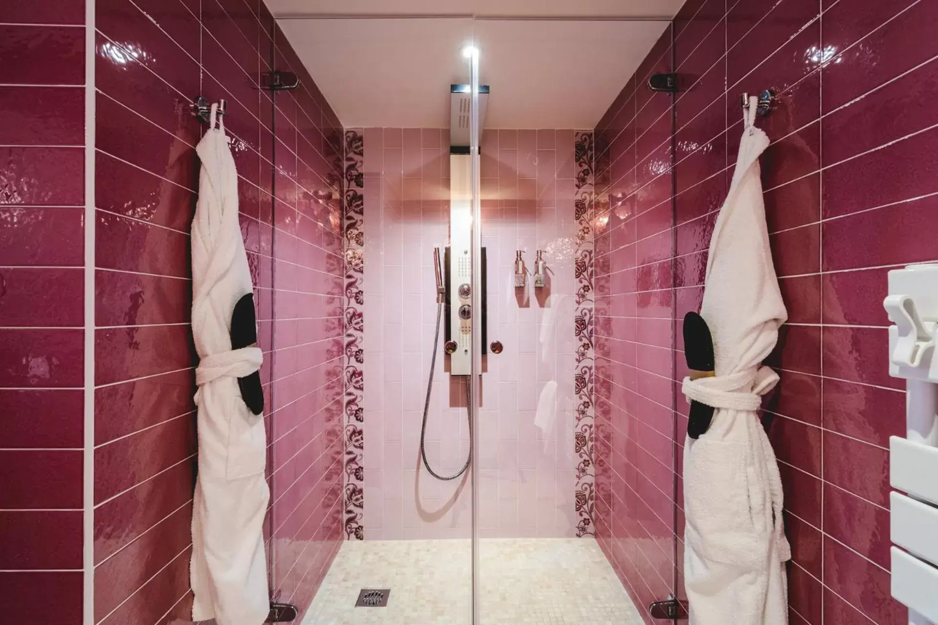 Shower, Bathroom in Le Petit Palais D'Aglae