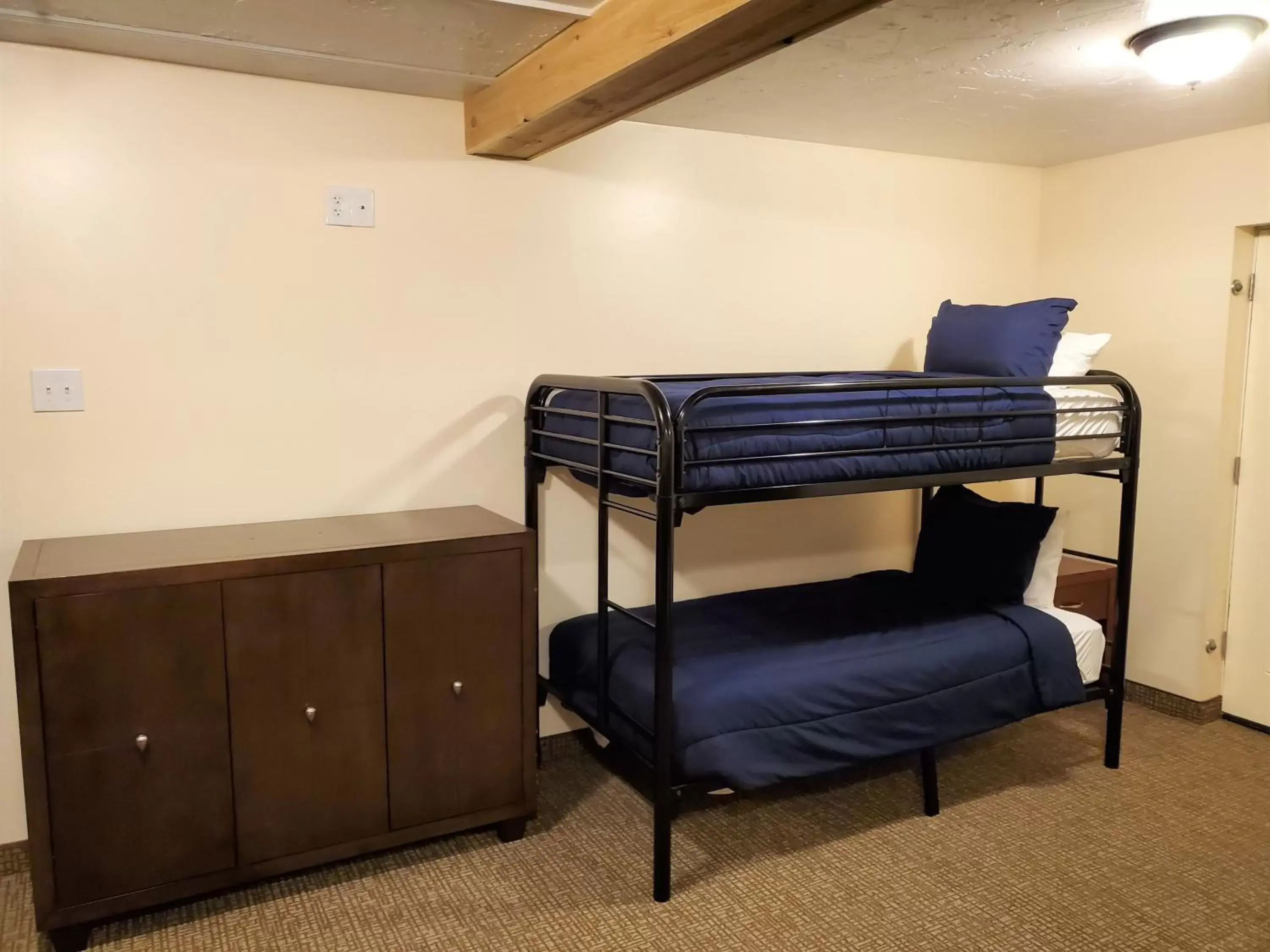 Bunk Bed in Jefferson Hills Motel
