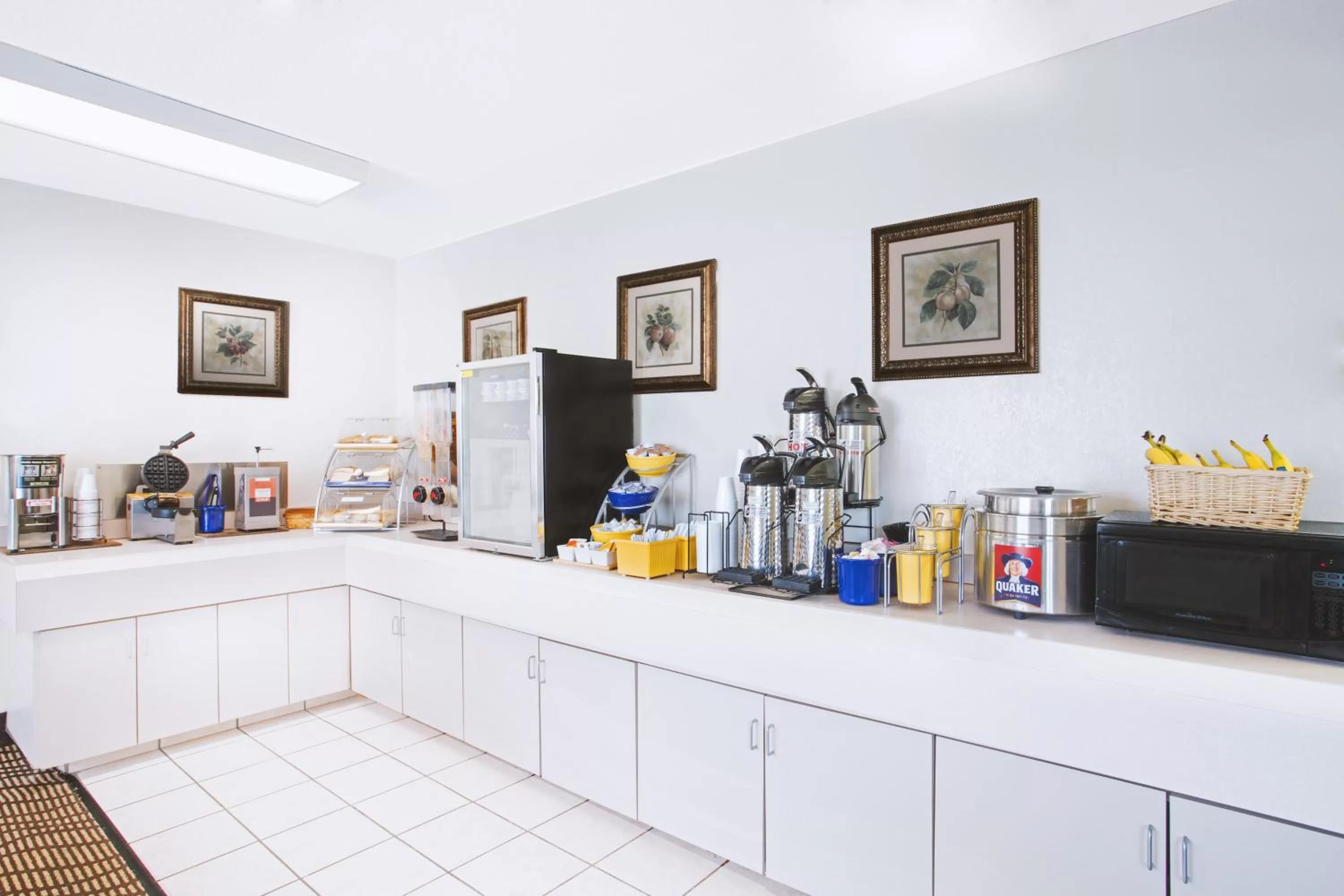 Coffee/tea facilities in Days Inn by Wyndham Wytheville