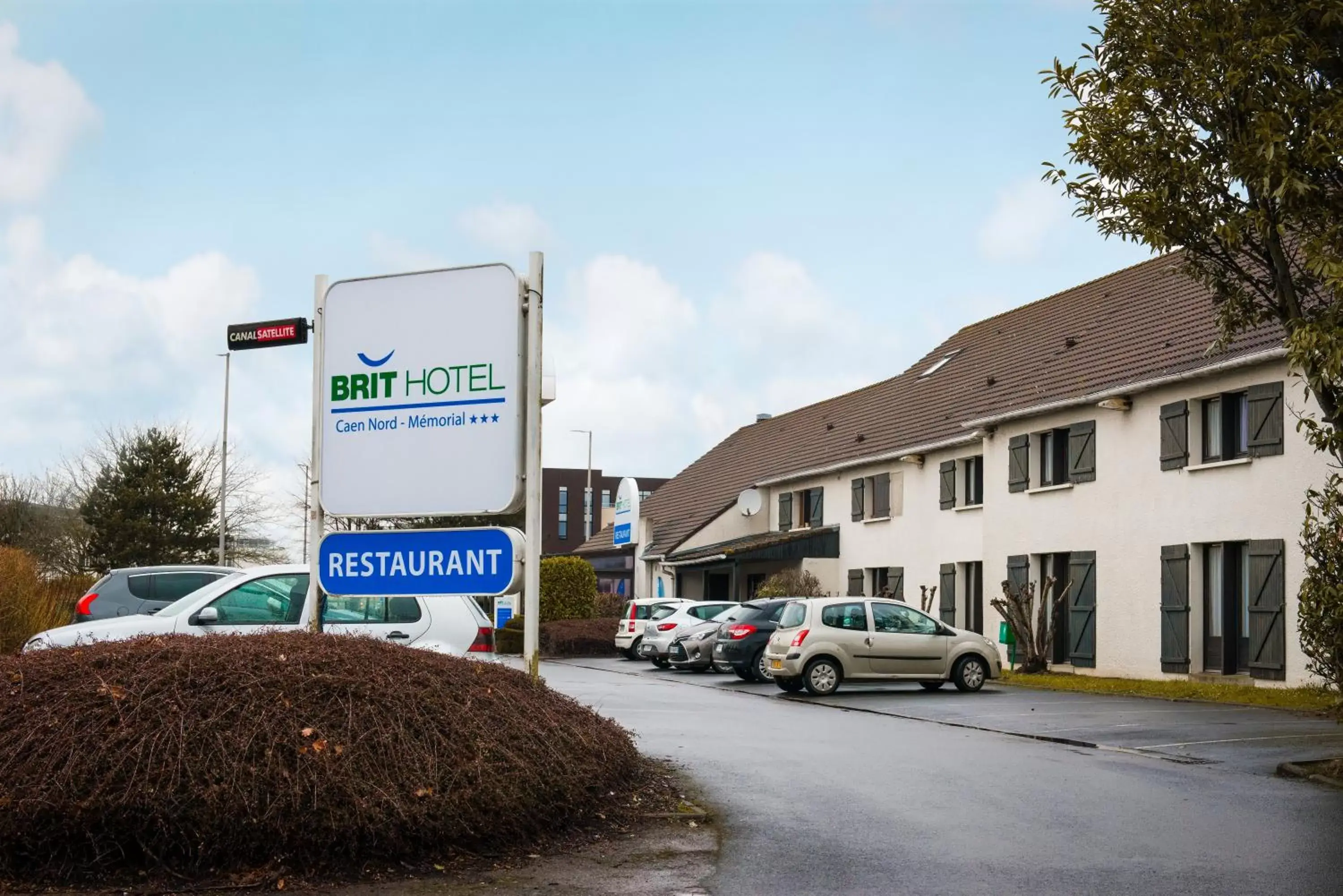 Facade/entrance, Property Building in Brit Hotel Caen Nord - Mémorial