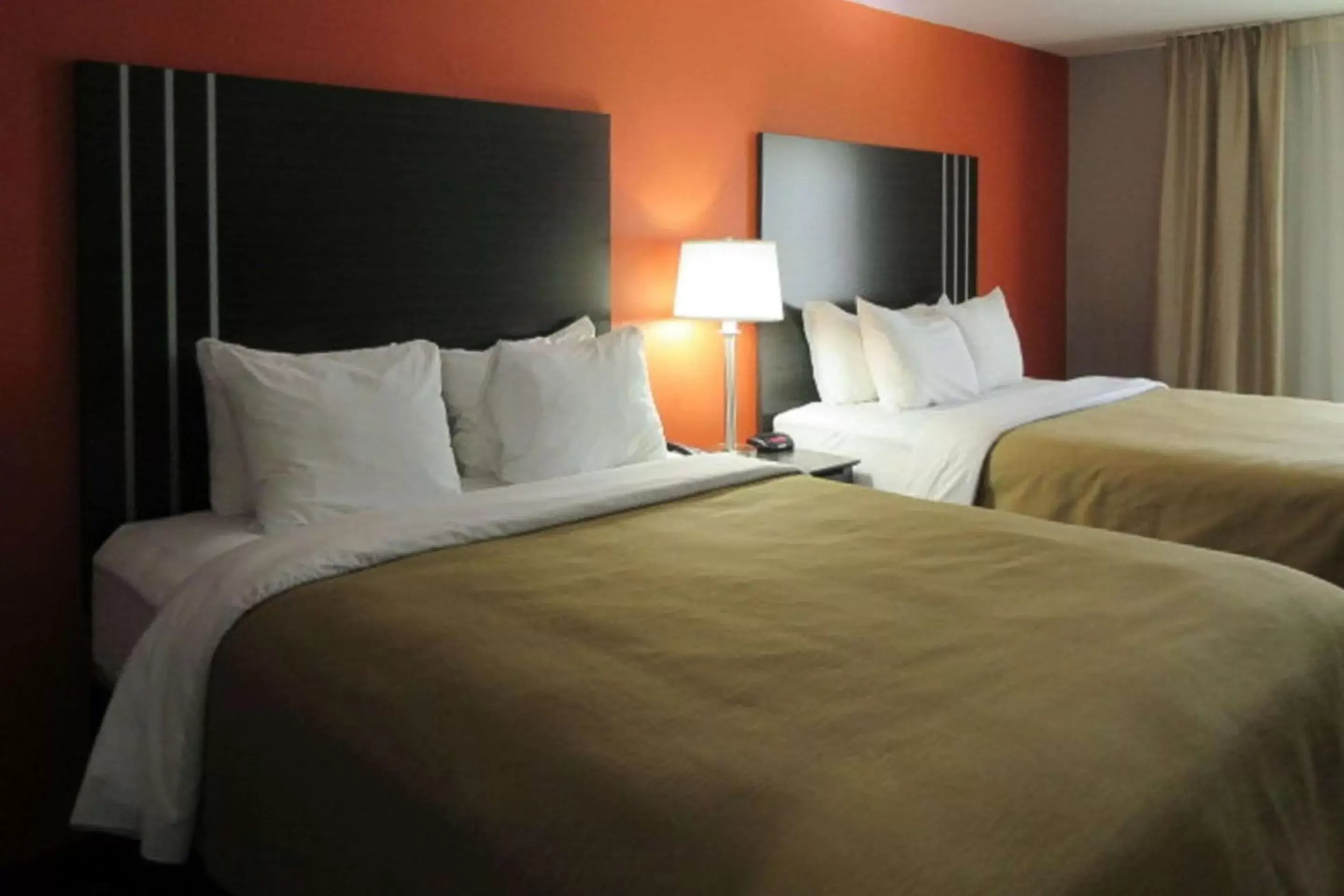 Photo of the whole room, Bed in Quality Inn & Suites Fresno Northwest