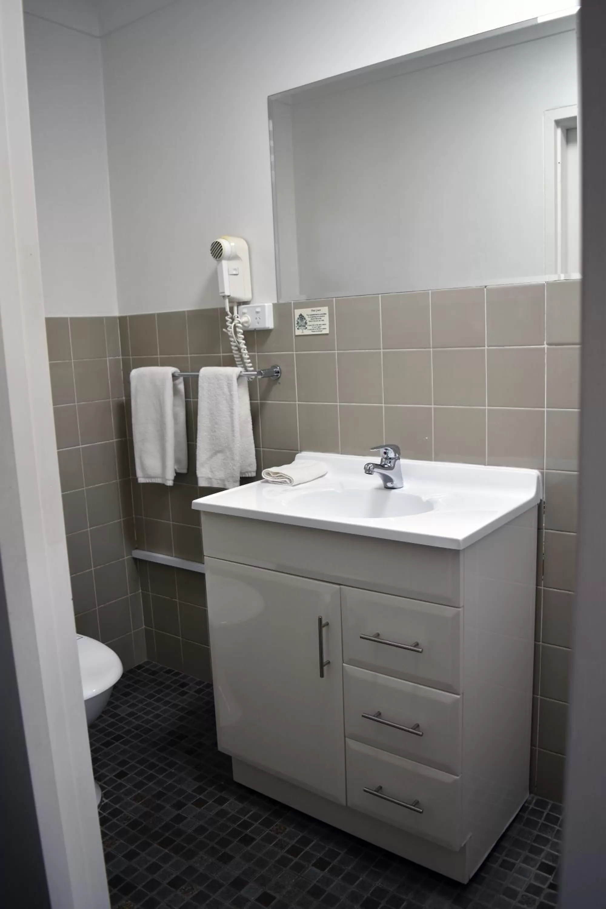 Ten Dollar Town Motel