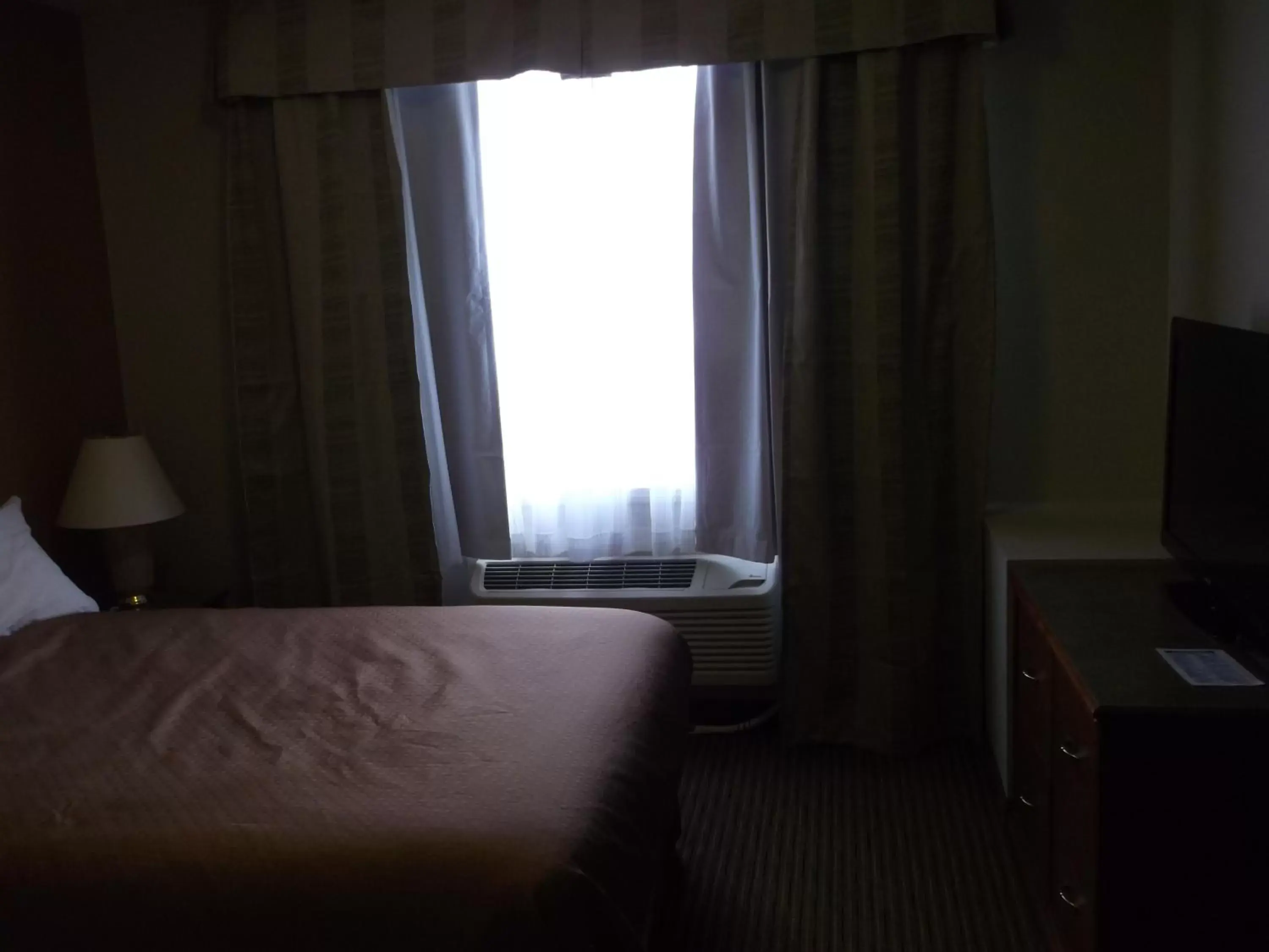 Photo of the whole room, Bed in Foxwood Inn and Suites