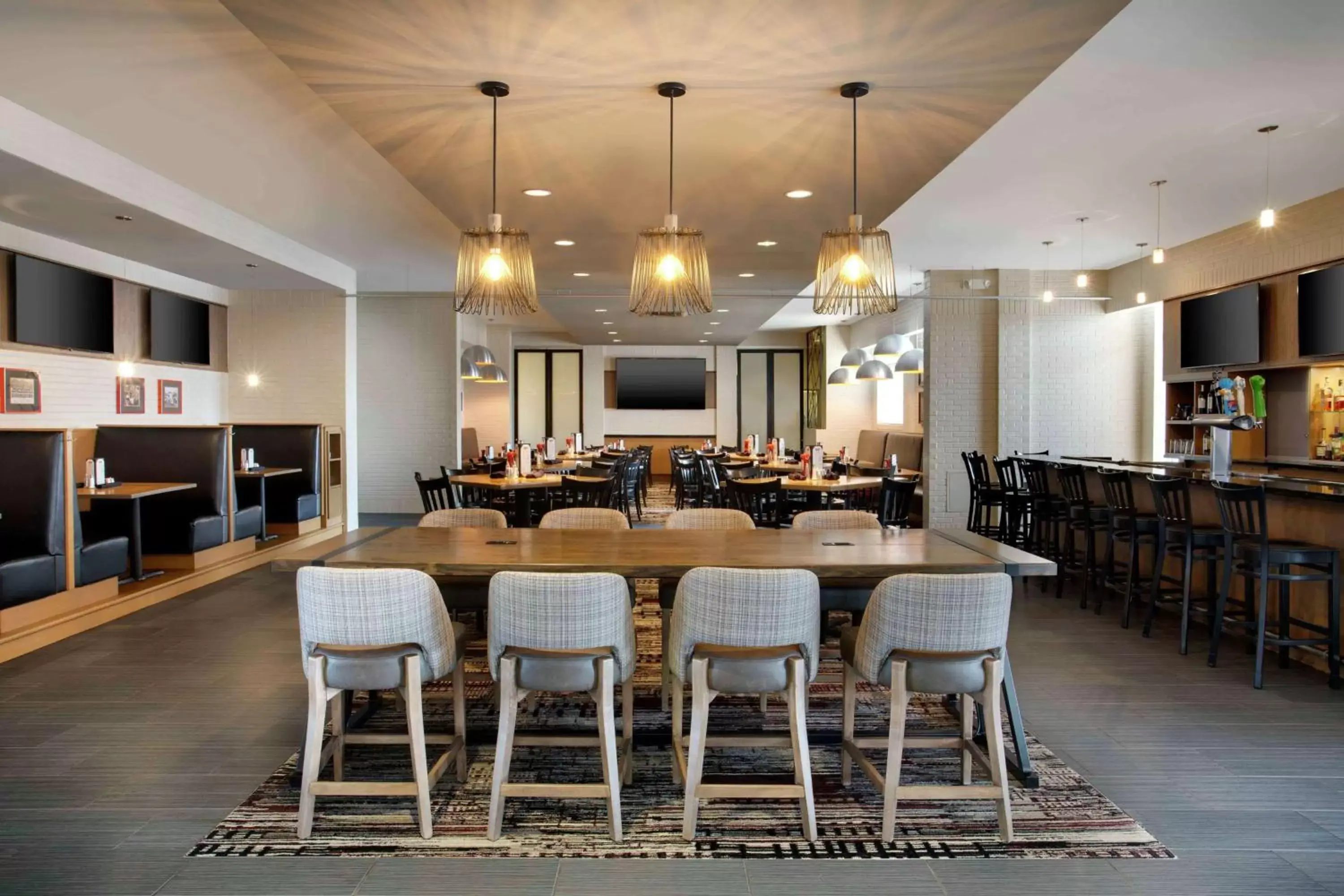 Restaurant/places to eat in DoubleTree by Hilton Chicago Midway Airport, IL Restaurant/places to eat in DoubleTree by Hilton Chicago Midway Airport, IL