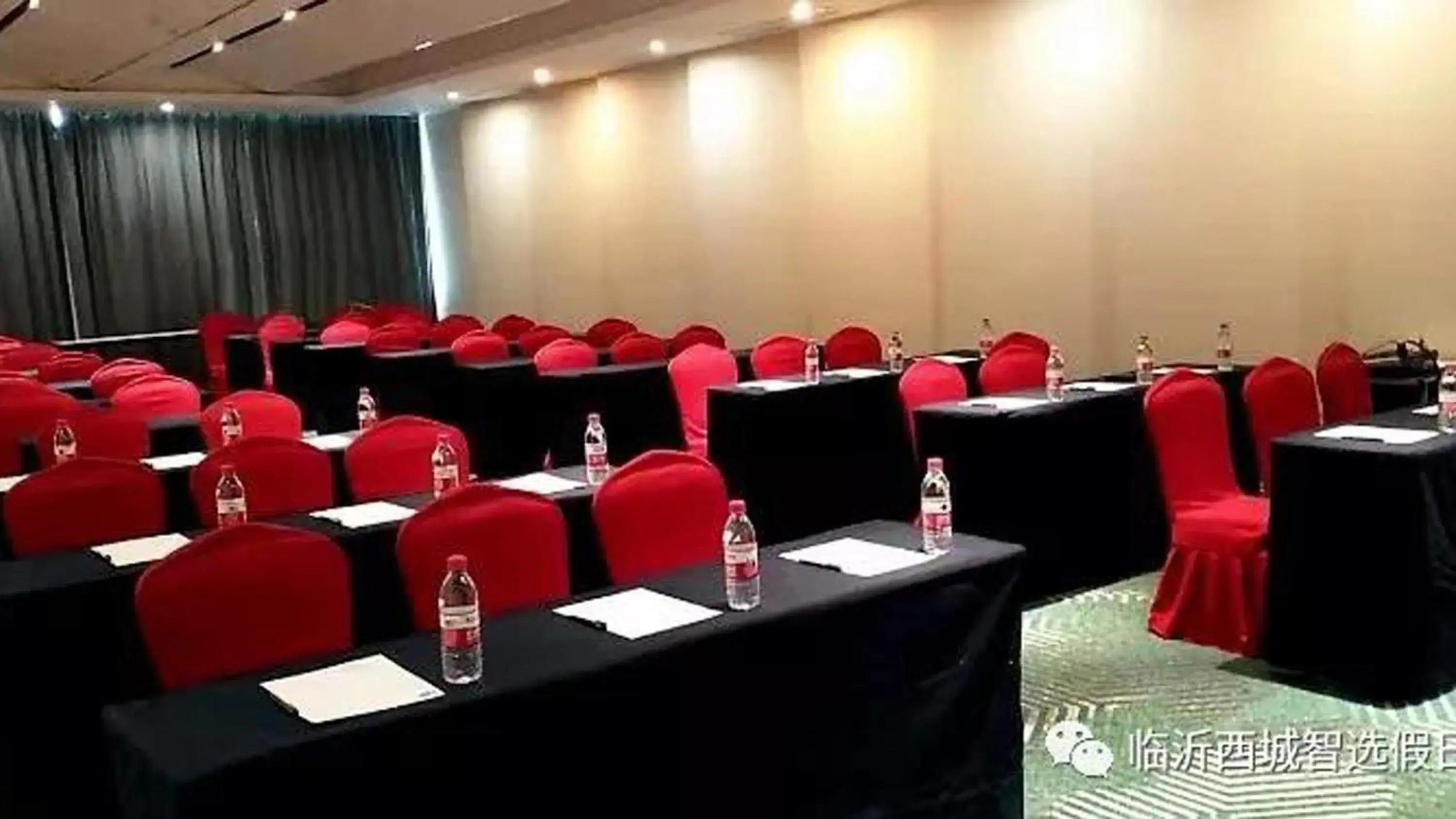 Meeting/conference room in Holiday Inn Express Linyi West, an IHG Hotel