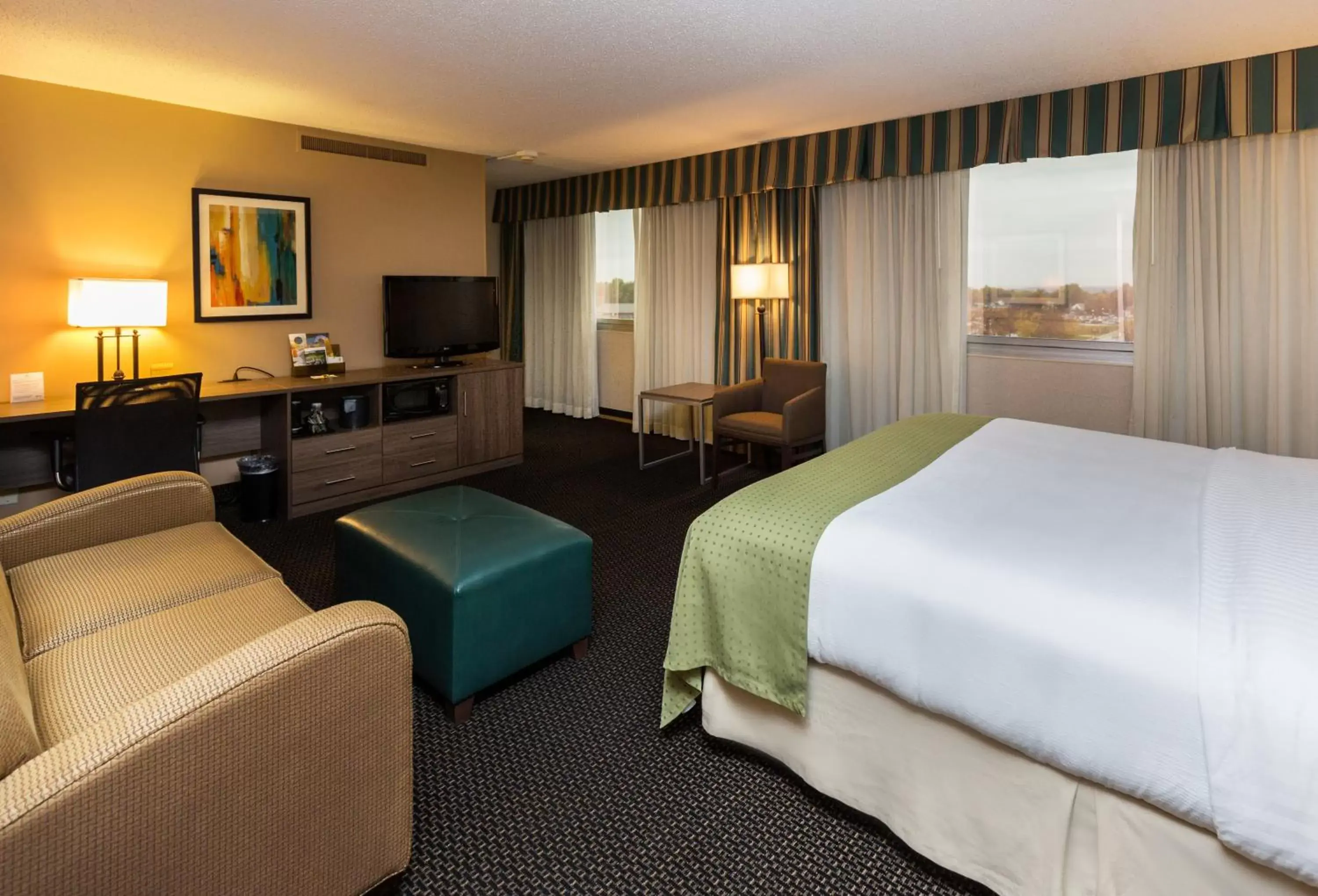 Photo of the whole room, TV/Entertainment Center in Holiday Inn Des Moines-Downtown-Mercy Campus, an IHG Hotel