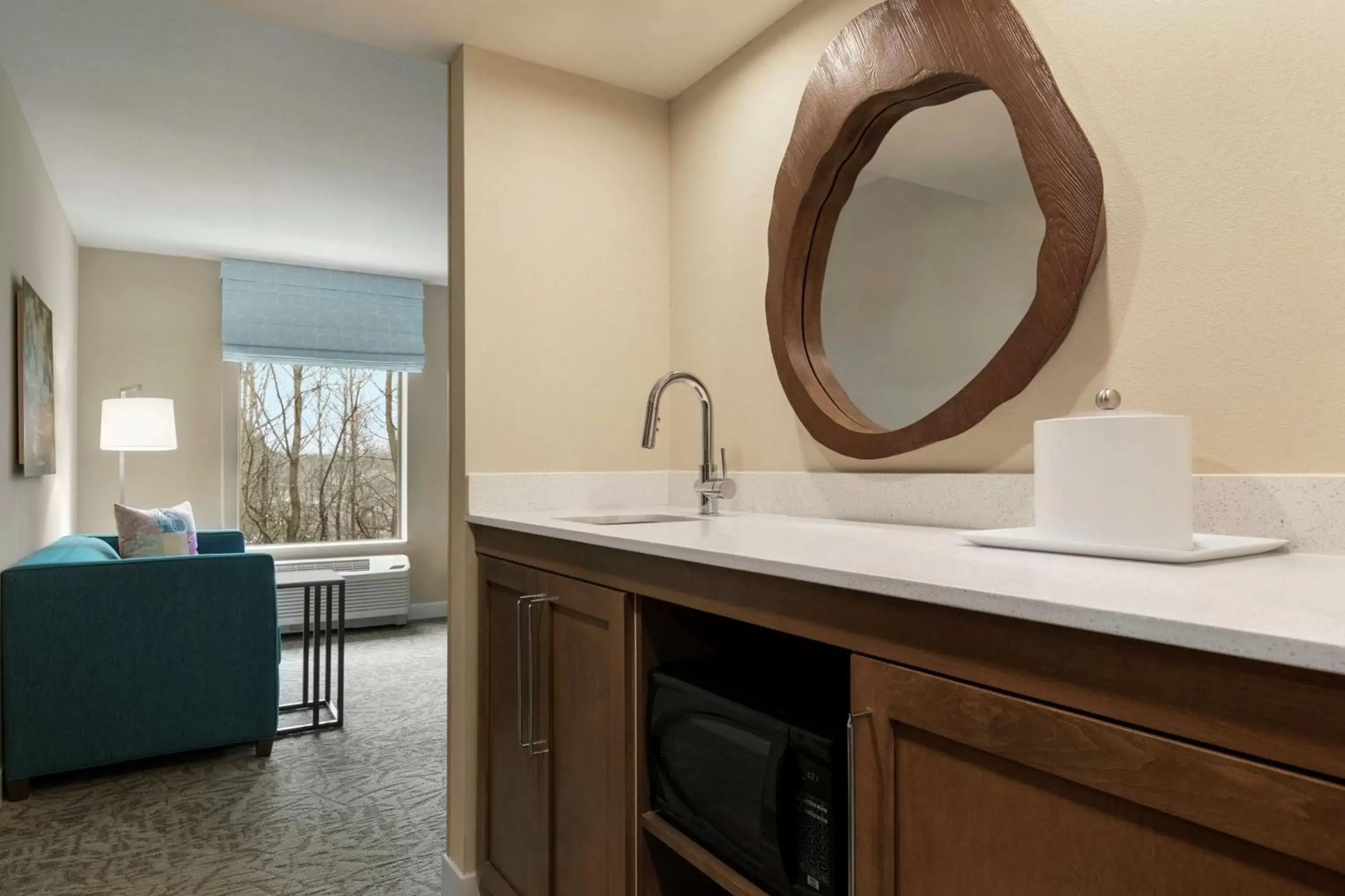 Living room, Bathroom in Hampton Inn And Suites By Hilton Johns Creek