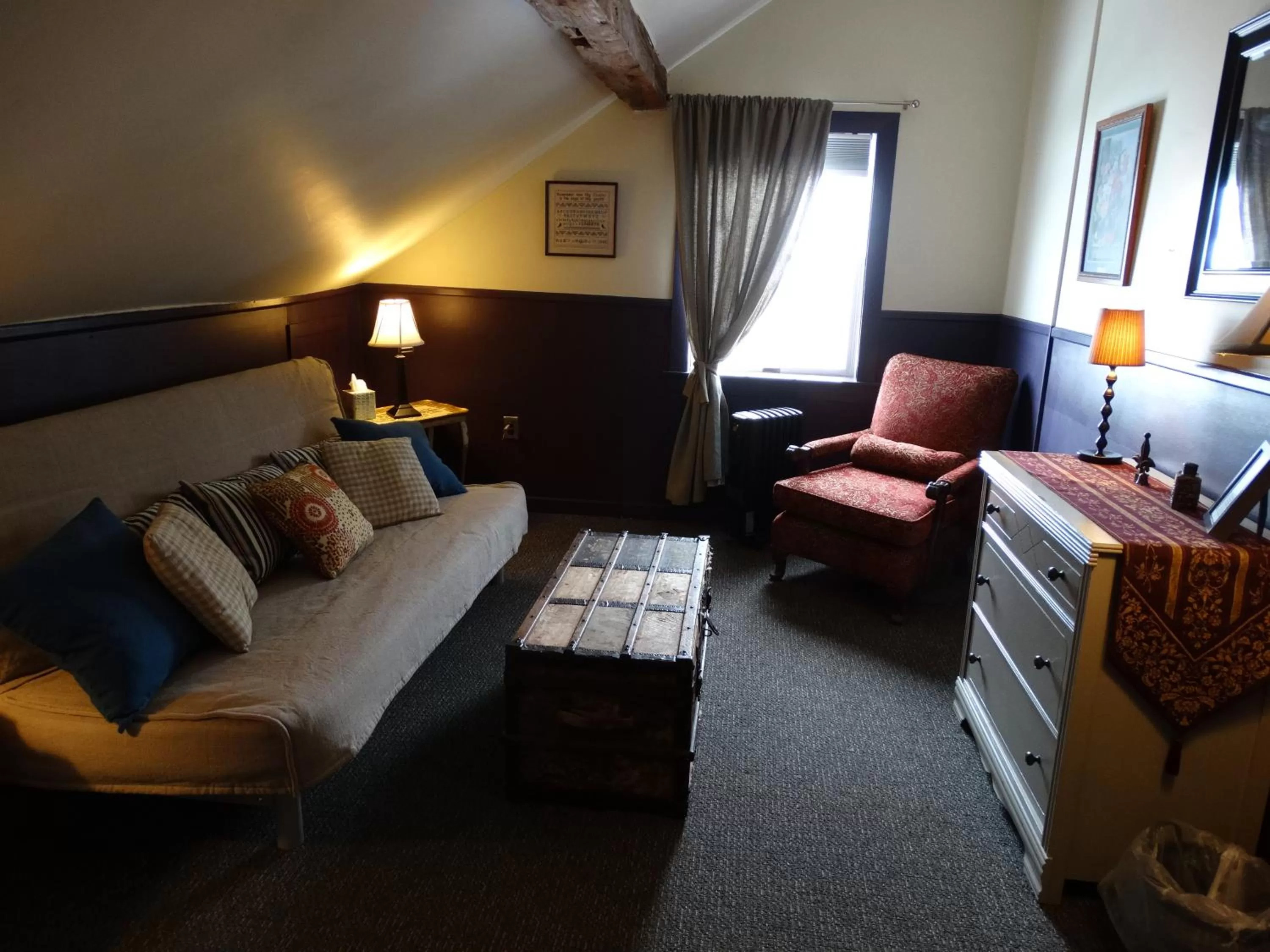 Seating area, Bed in Shoreham Inn Bed & Breakfast