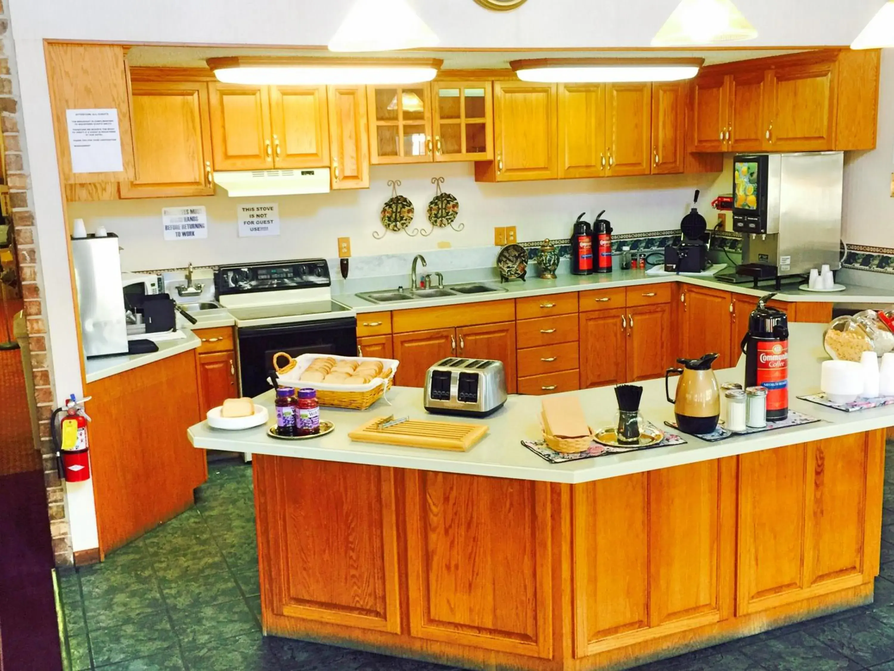 Kitchen or kitchenette, Kitchen/Kitchenette in HOTEL DEL SOL - Pensacola