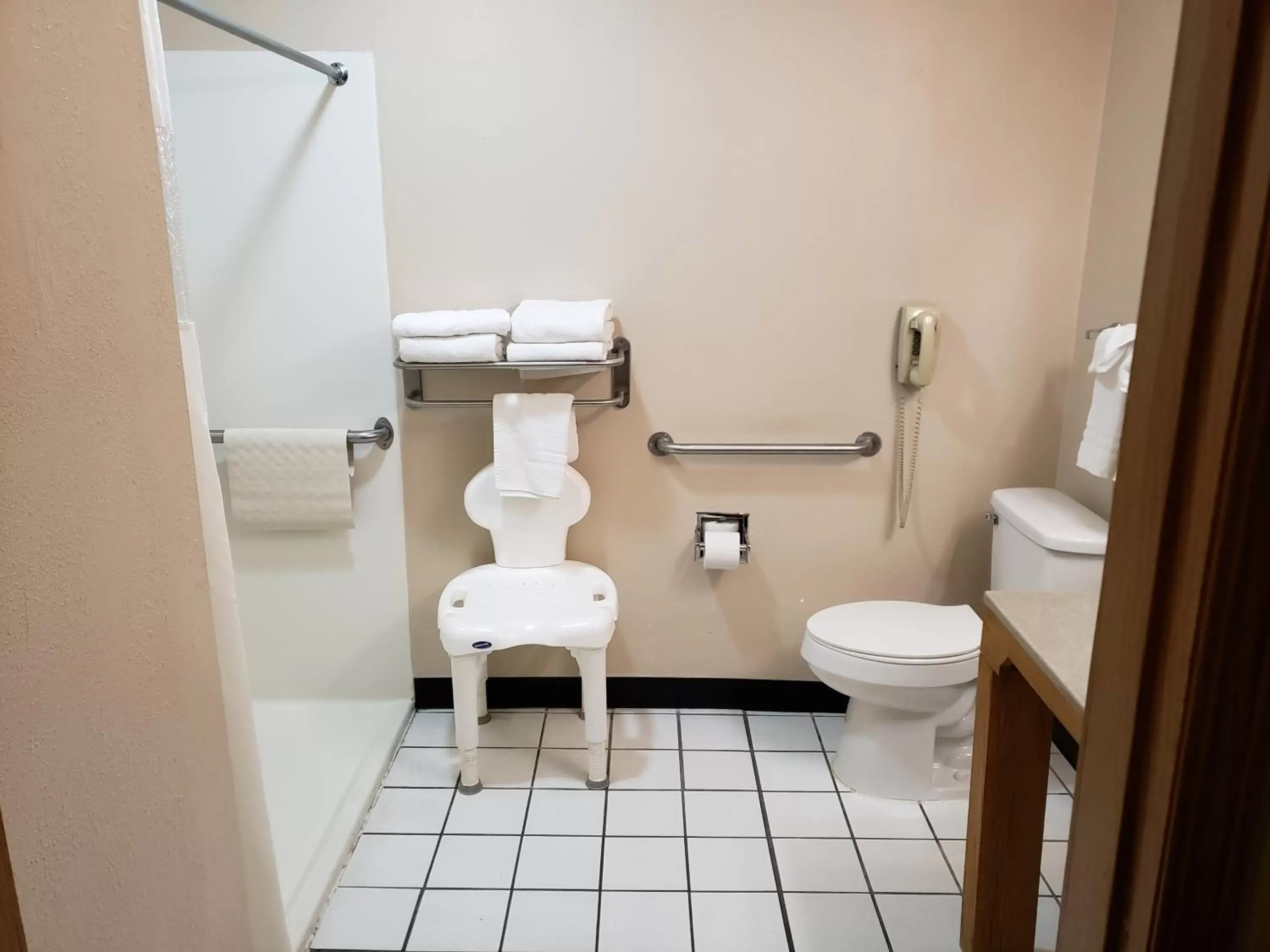 Toilet, Bathroom in Victorian Inn & Suites-York