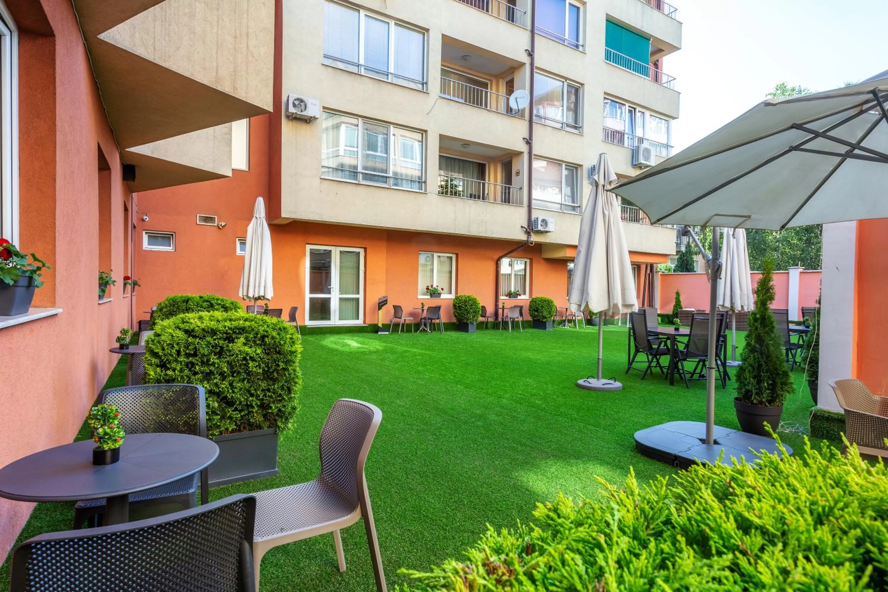 Patio in City Avenue Hotel by HMG-Free Parking-Free Wi-Fi