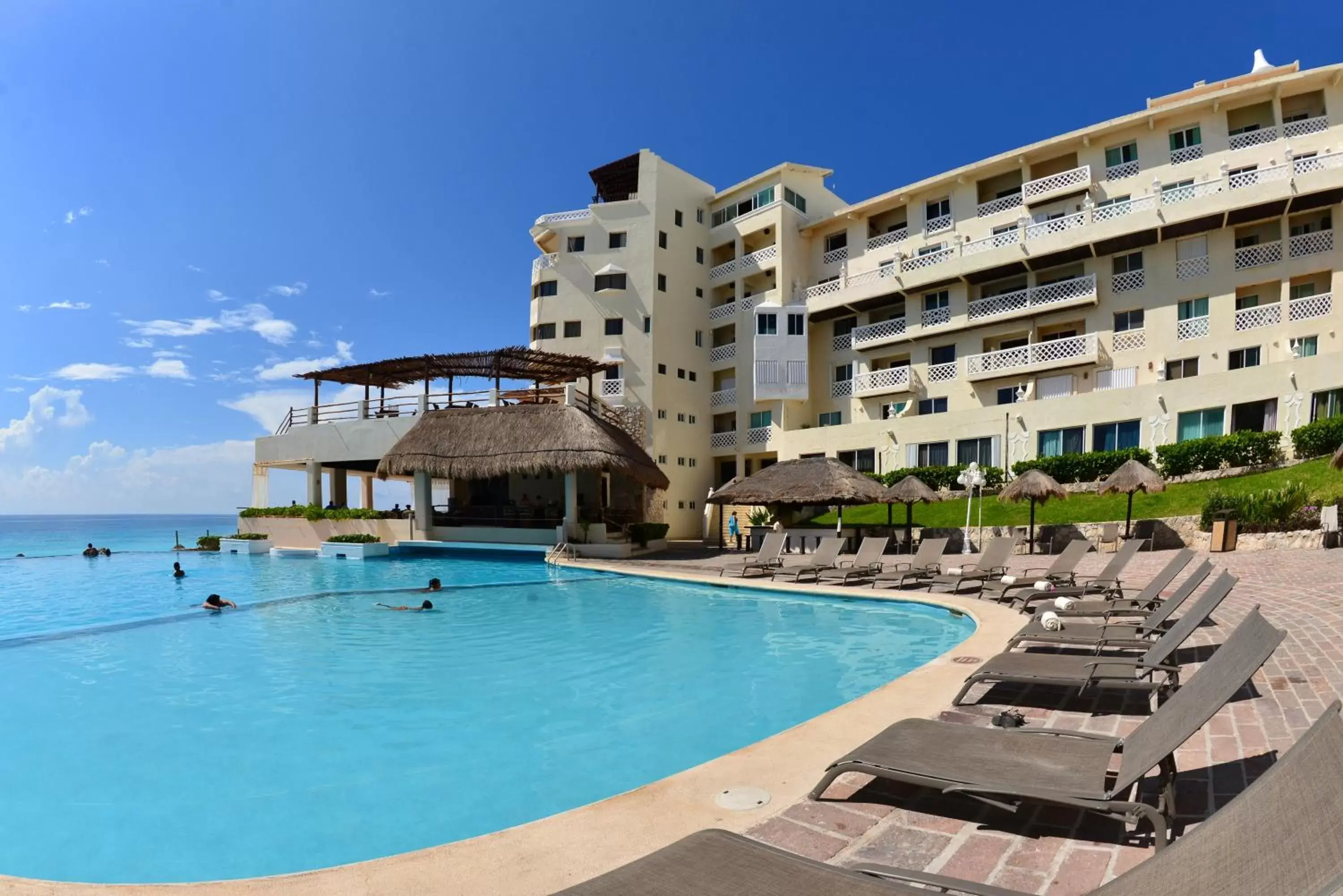 Swimming pool, Property Building in BSEA Cancun Plaza Hotel