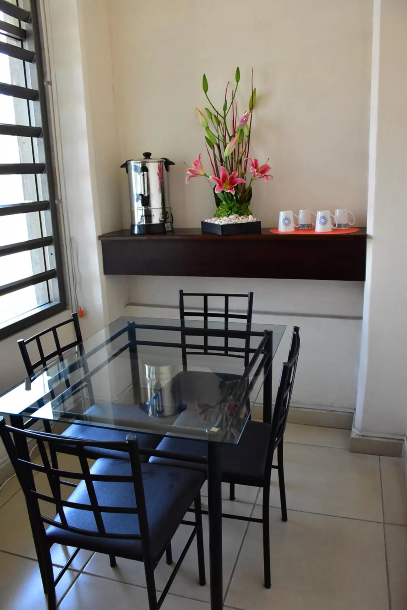 Coffee/tea facilities in Hotel Suite Azomali
