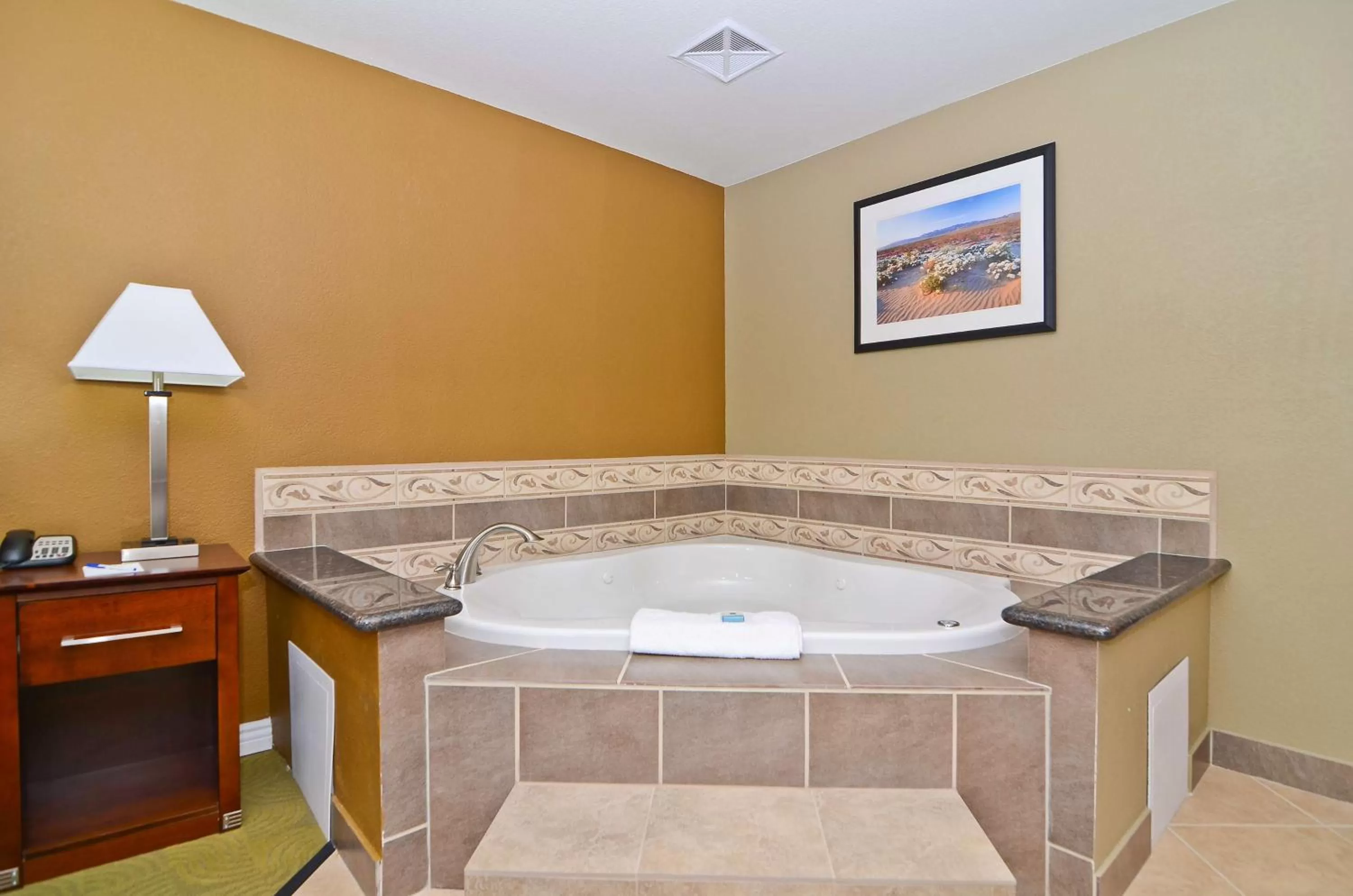 King Bed with Spa Bath in Best Western California City Inn & Suites
