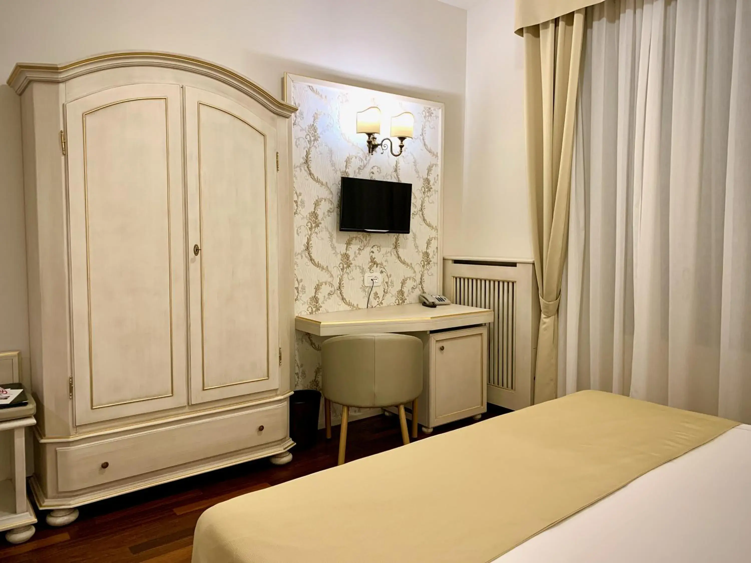 Bedroom, TV/Entertainment Center in Albergo Ristorante Gardesana ***S