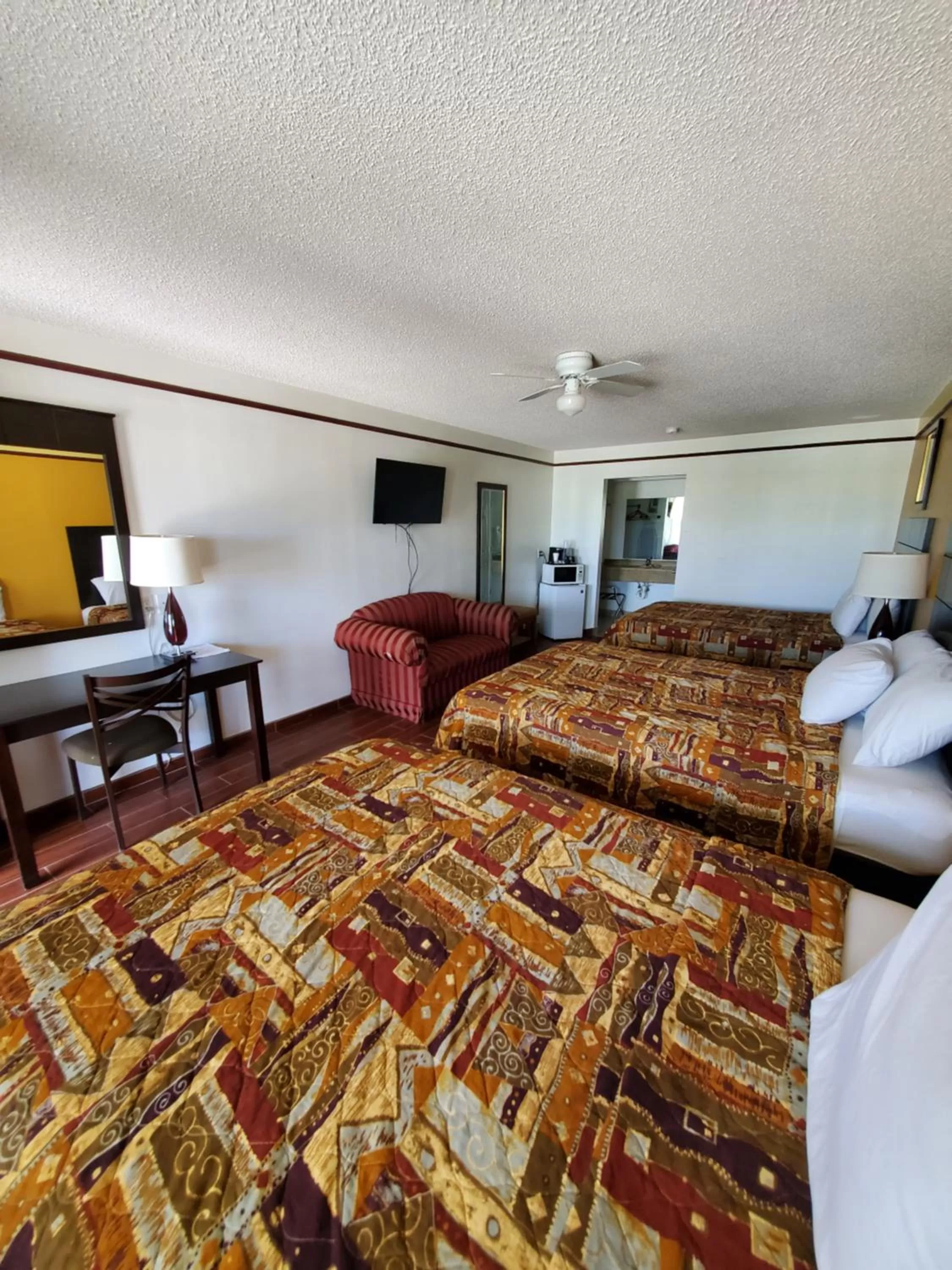 Bed in Deluxe Inn and Suites
