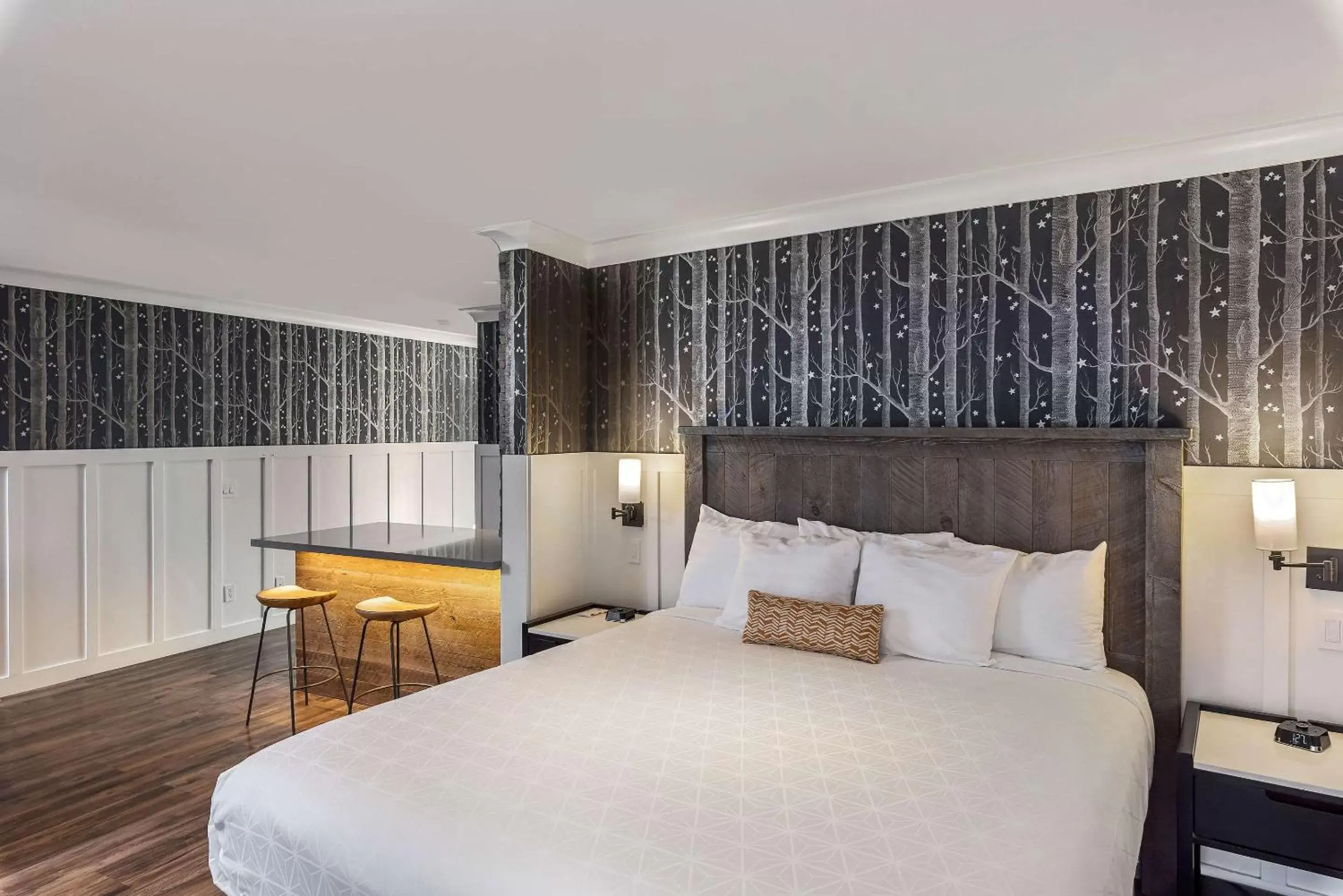 Bedroom, Bed in UpValley Inn & Hot Springs, Ascend Hotel Collection