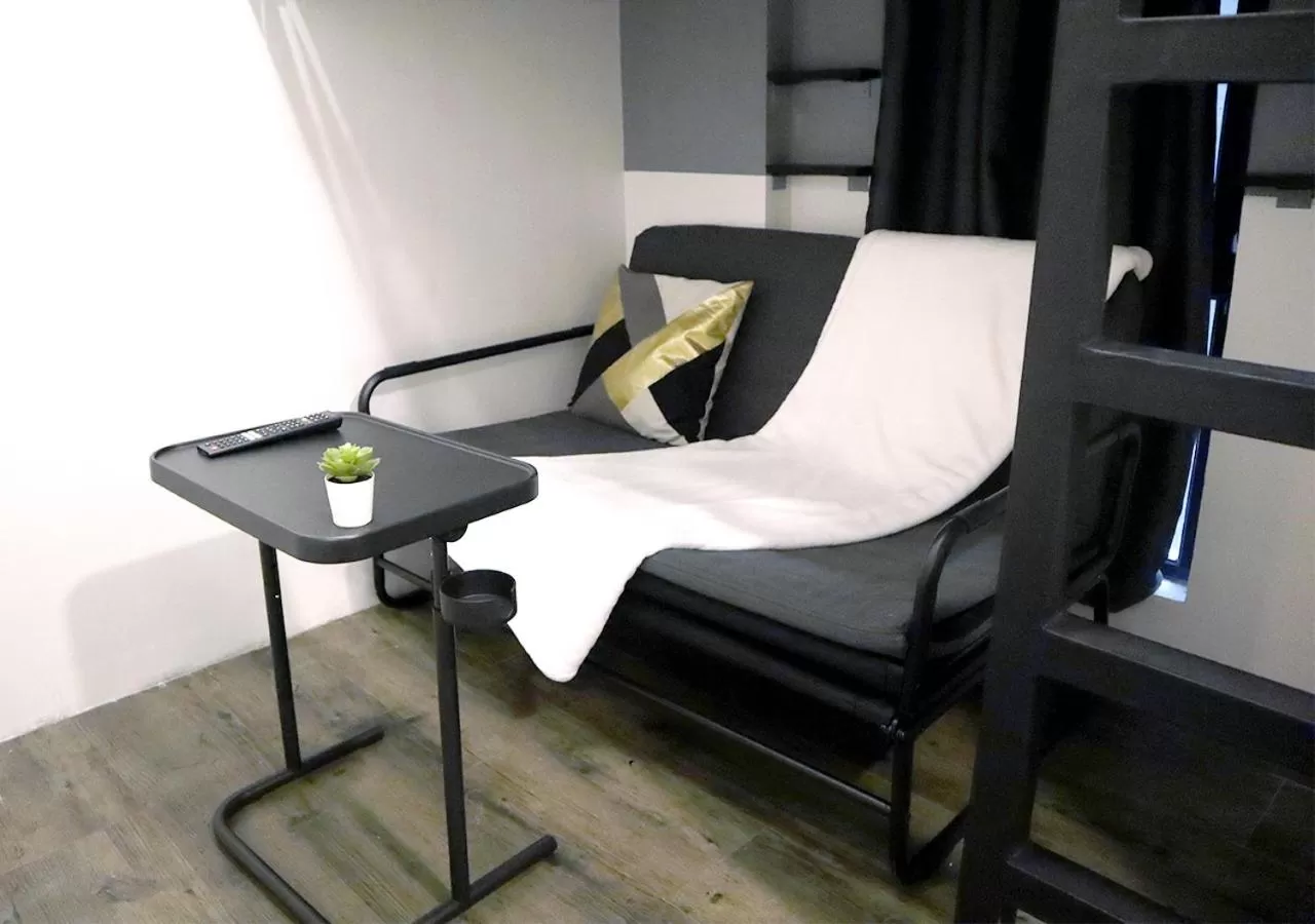 Seating area in mySTAY Hotel BGC South